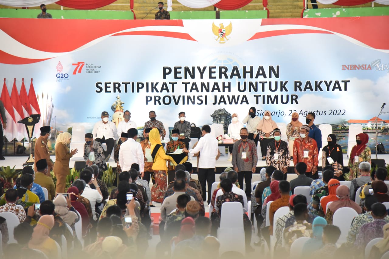 Presiden Joko Widodo secara simbolis menyerahkan 3 ribu sertipikat tanah program Pendaftaran Tanah Sistematis Lengkap (PTSL) di Jawa Timur.