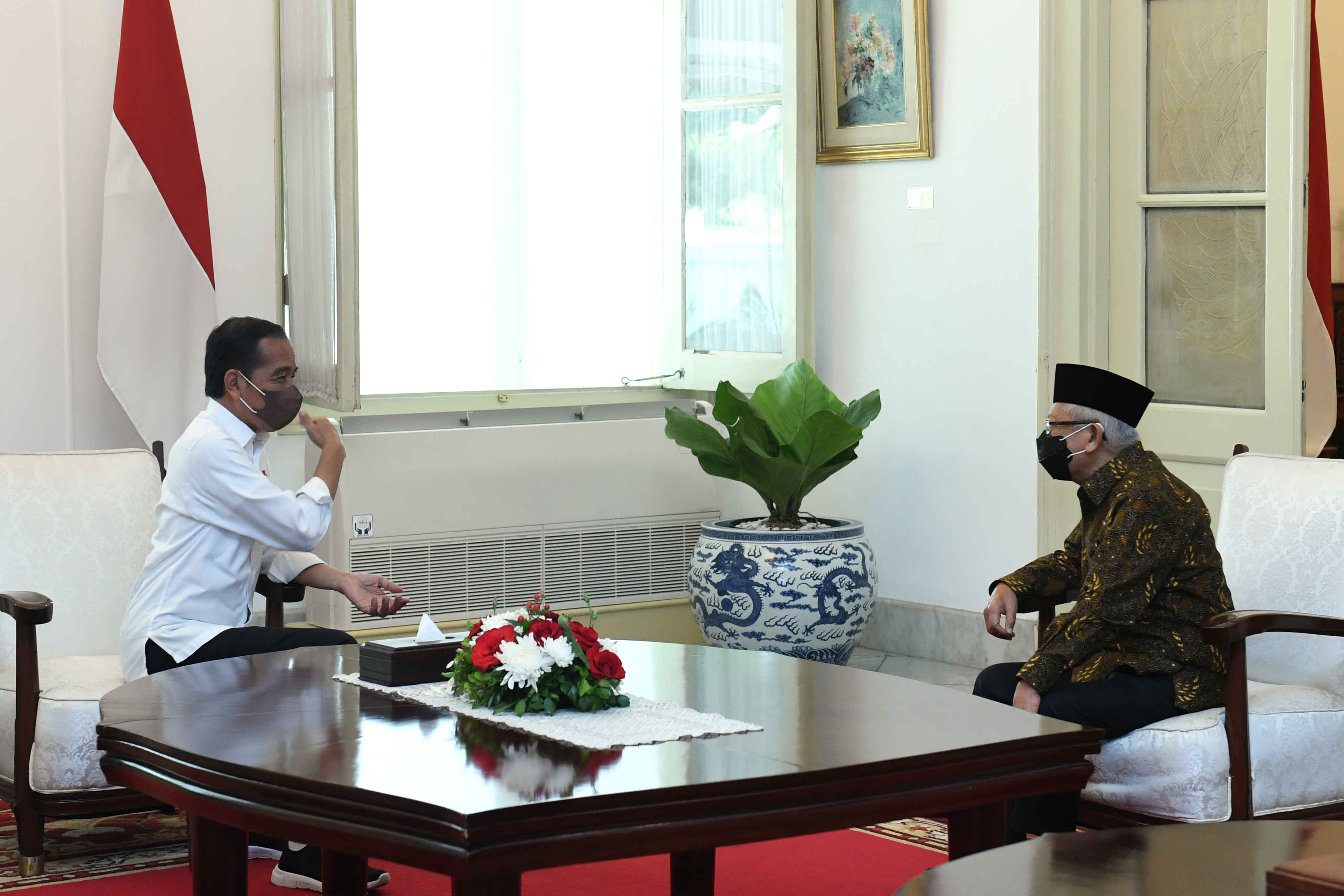 Presiden Jokowi saat berbincang dengan Wapres Ma'ruf Amin.