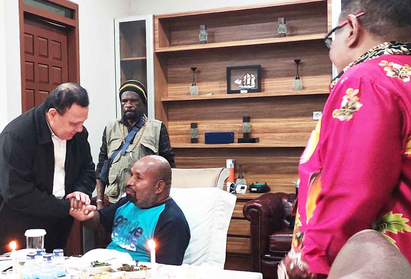 Ketua Komisi Pemberantasan Korupsi (KPK) Firli Bahuri menyalami Gubernur Papua Lukas Enembe.