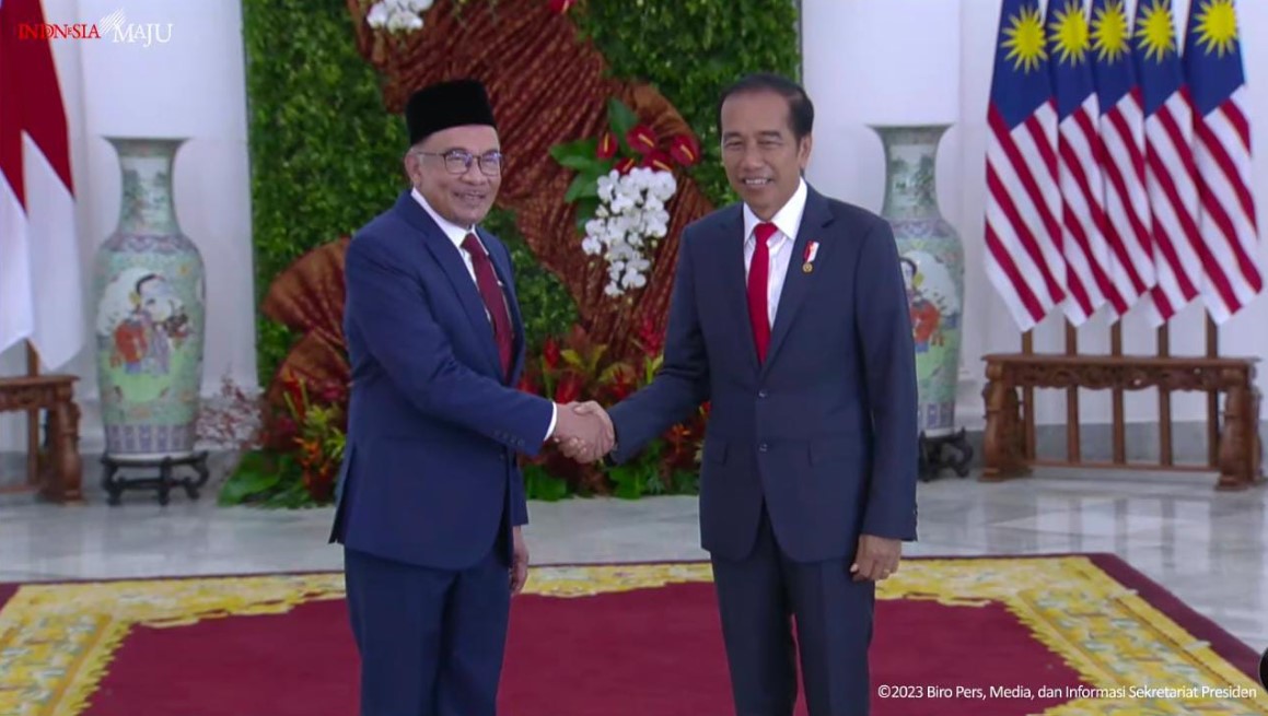 Perdana Menteri Malaysia Anwar Ibrahim (kiri) berjabat tangan dengan Presiden Joko Widodo di Istana Bogor, Senin (9/1).