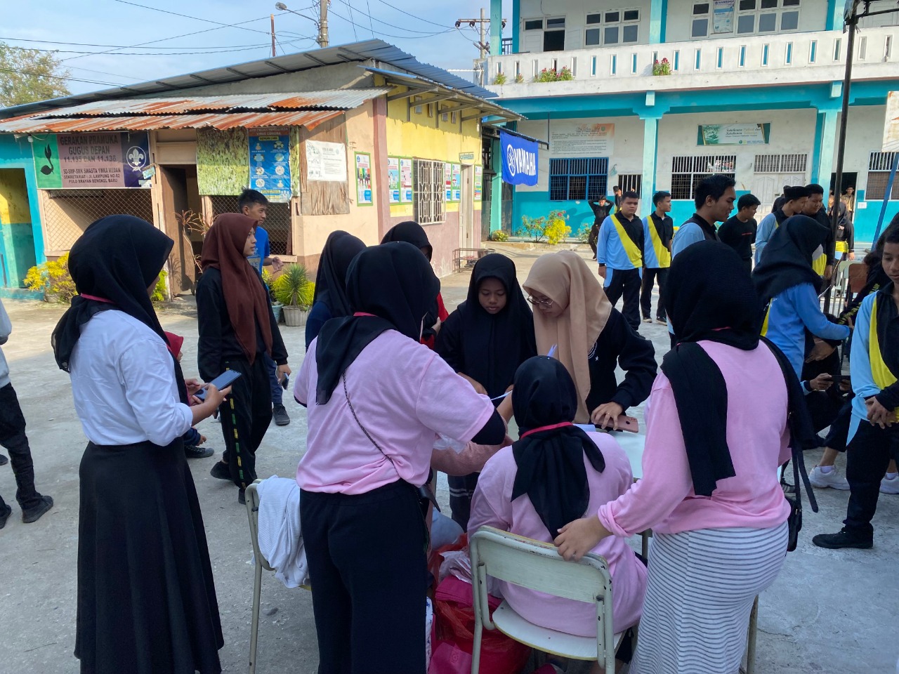 Antusias remaja putri mendaftar untuk mengikuti seminar kesehatan di Kelurahan Pulo Brayan, Kec. Medan Timur, Kota Medan, Senin (16/1/2023).