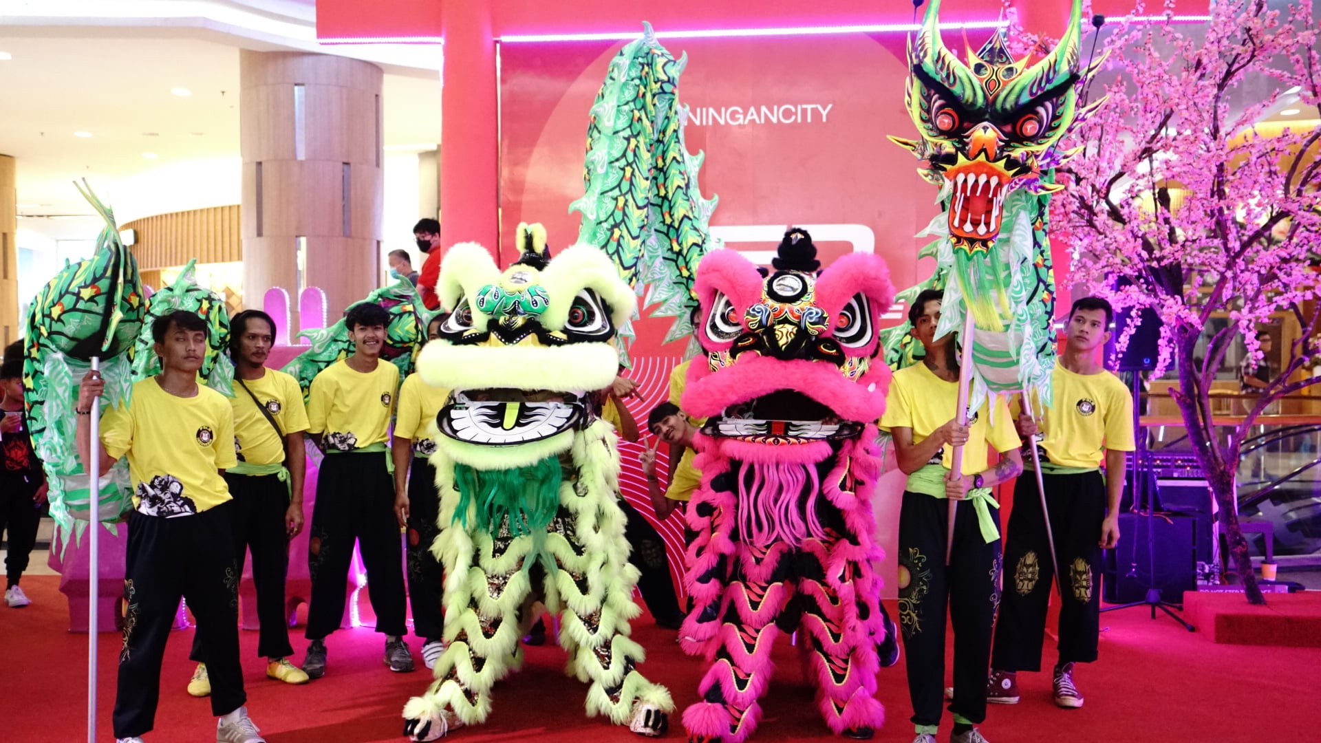 Kuningan City Mall menghadirkan pertunjukkan Barongsai, Liong Show dan Guzheng, untuk menemani, para pengunjung. 