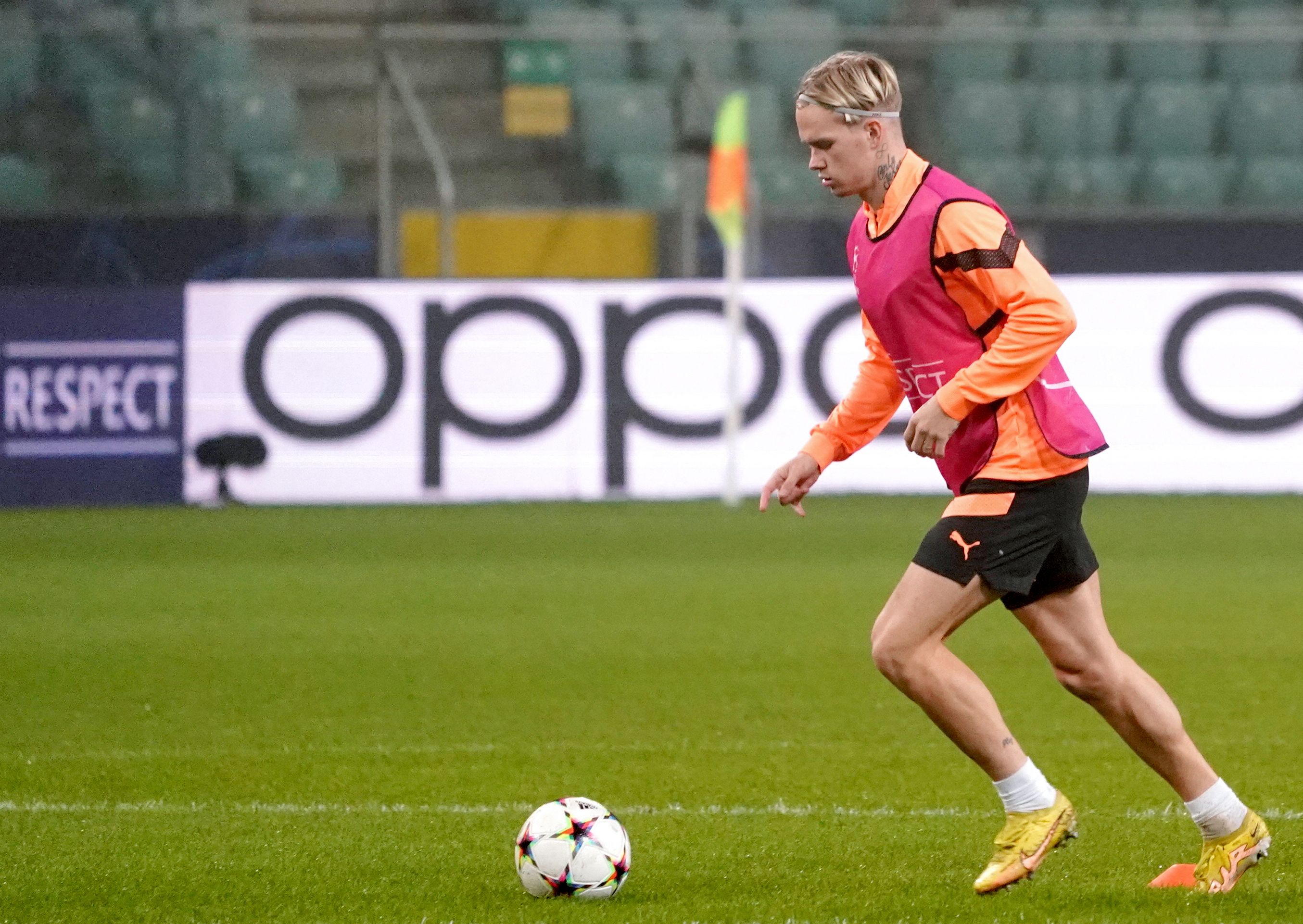 Pemain Ukraina Mykhailo Mudryk dilepas Shakhtar Donetsk ke klub papan atas Inggris Chelsea dengan rekor transfer tertinggi klub.