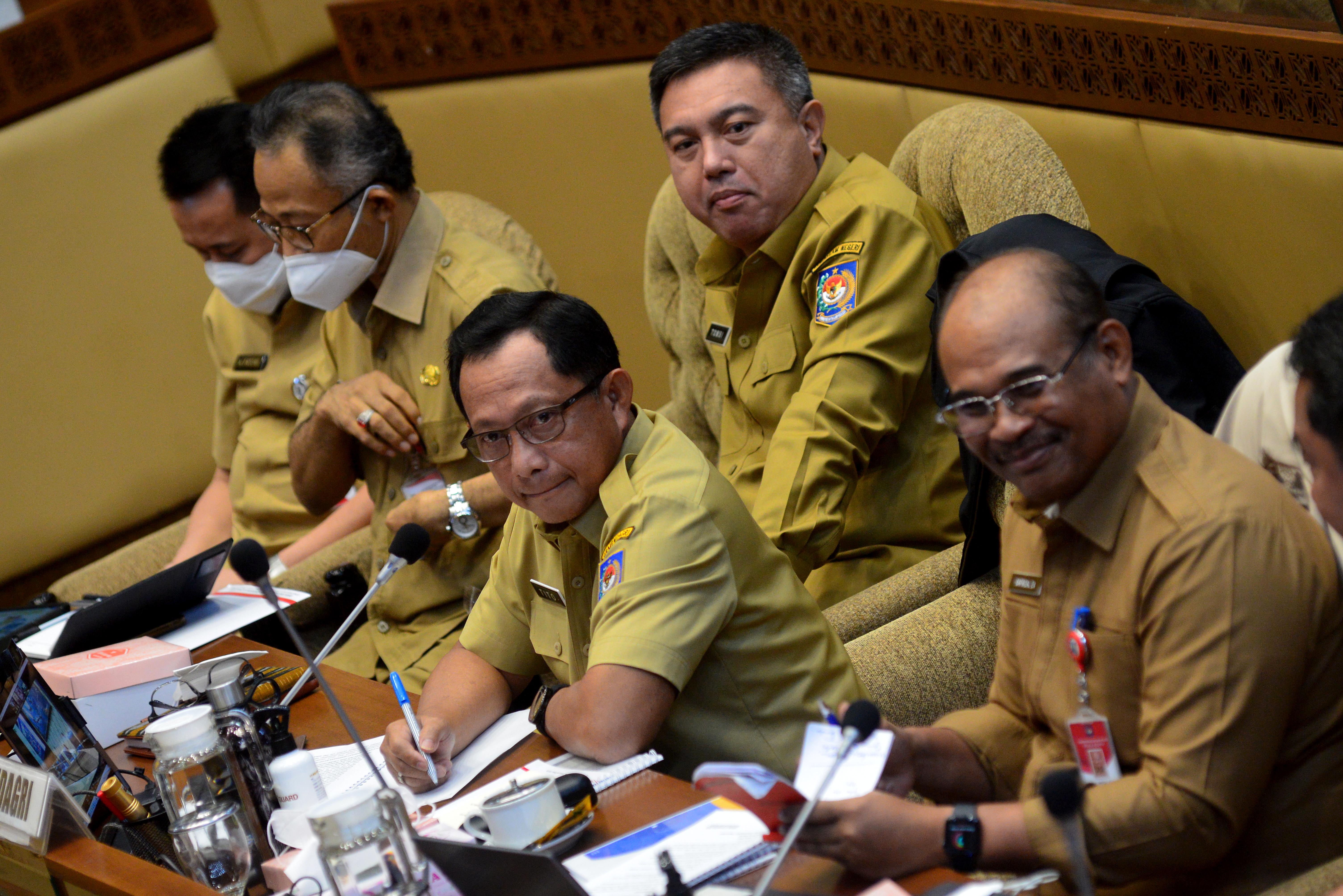 Mendagri Tito Karnavian saat mengikuti rapat kerja di Kompleks Parlemen. 