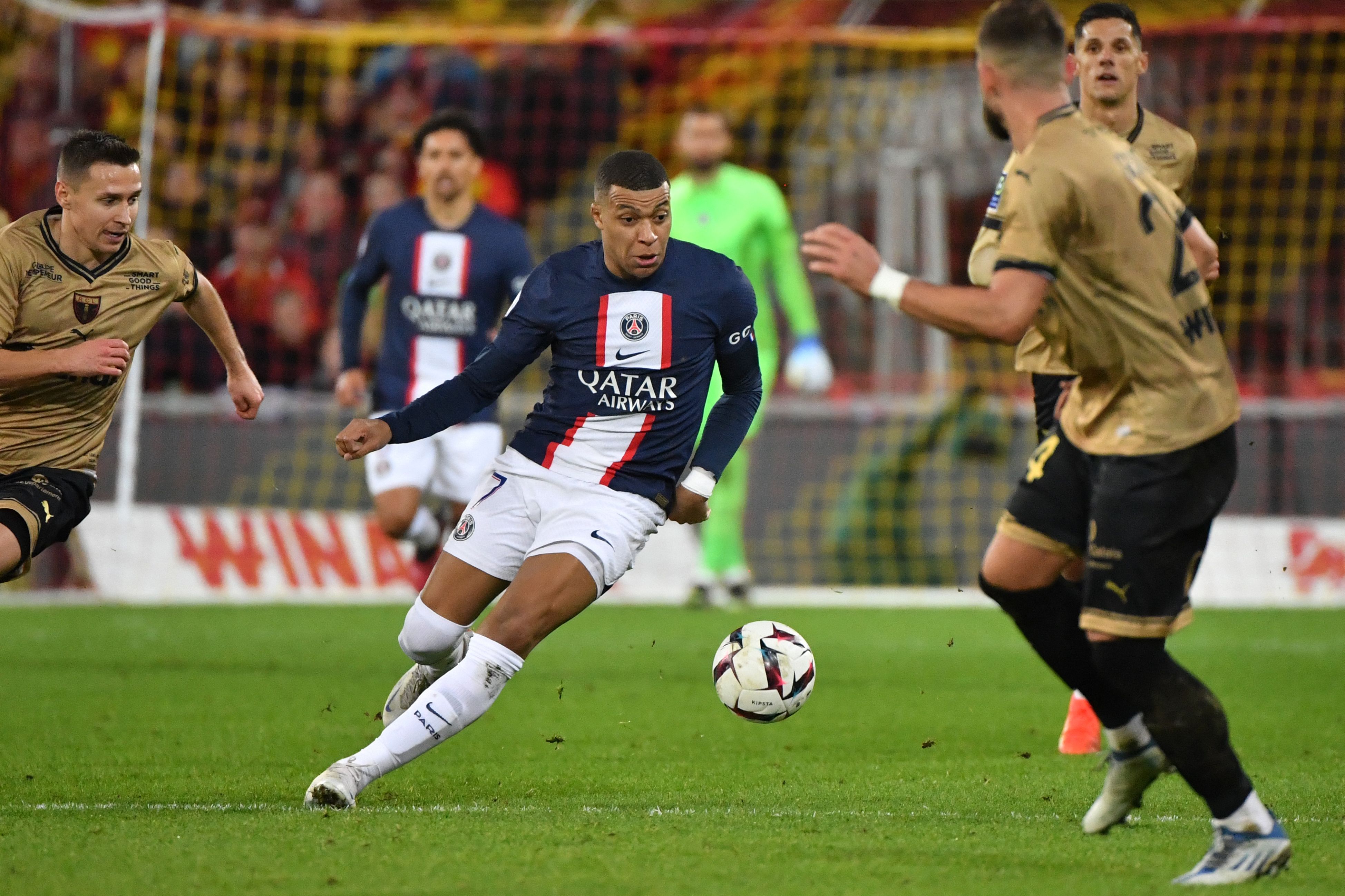 Penyerang Prancis Paris Saint-Germain (PSG) Kylian Mbappe (Tengah) dalam pertandingan dengan RC Lens, Senin (2/1/2023). PSG kalah 1:3