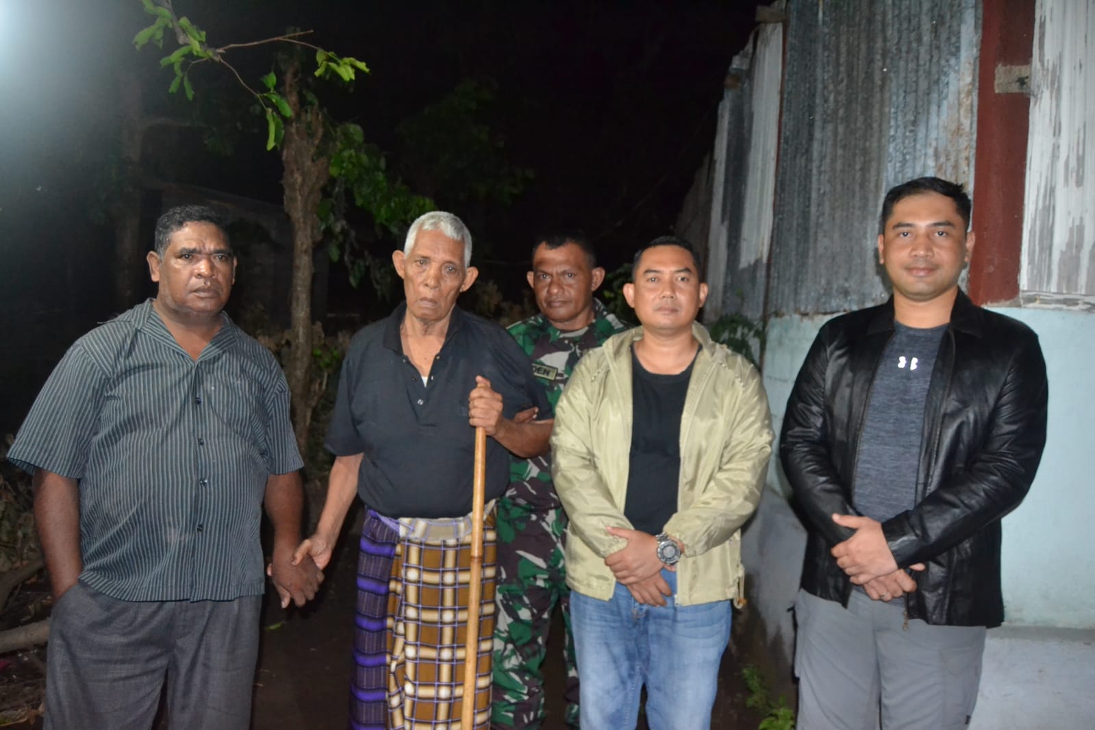 Kapolres Flotim AKBP I Gede Ngurah Joni Mahardika (kanan) dan Dandim Flotim Letkol inf Tunggul jati, (tengah) saat meninjau rumah warga.