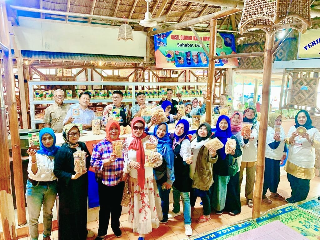 Relawan Sahabat SandiUno usai memberikan pelatihan pengolahan ikan air tawar, kini membuka gerai untuk pemasaran di Ciamis, Jabar, Jumat (27