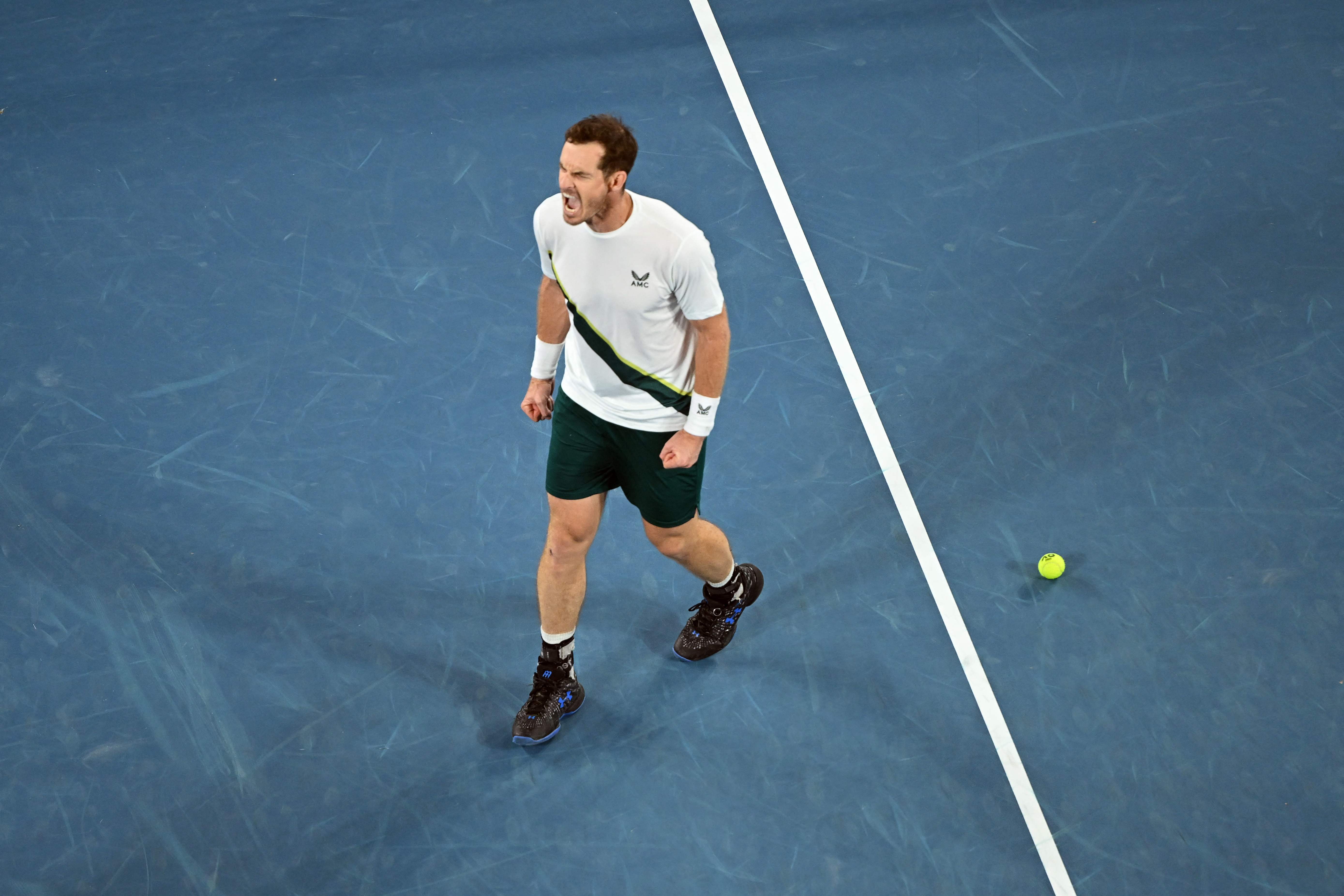 Petenis Inggris Andy Murray mengungkapkan kebahgiaan setelah mengalahkan petnis Australia Thanasi Kokkinakis di Australia Terbuka 2023.