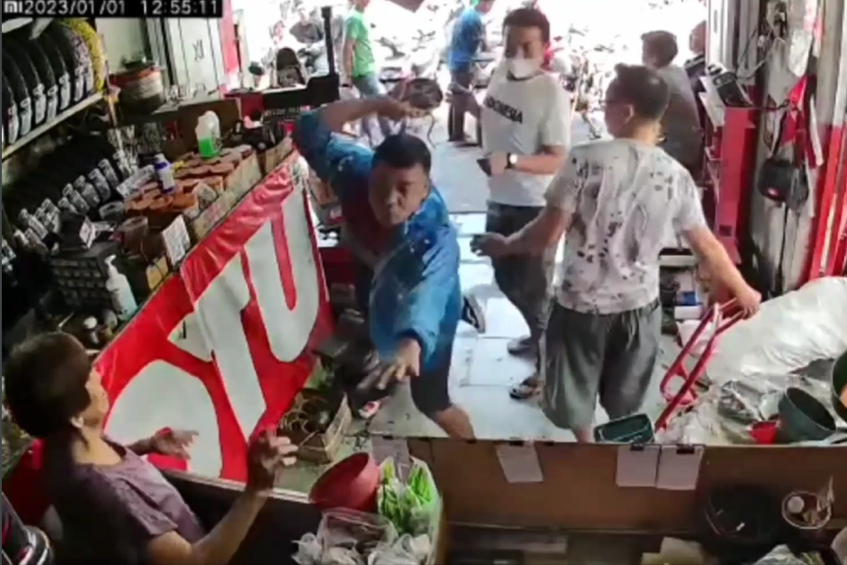 Dalam rekaman CCTV tampak pelaku ingin melemparkan benda kepada pemilik bengkel. 