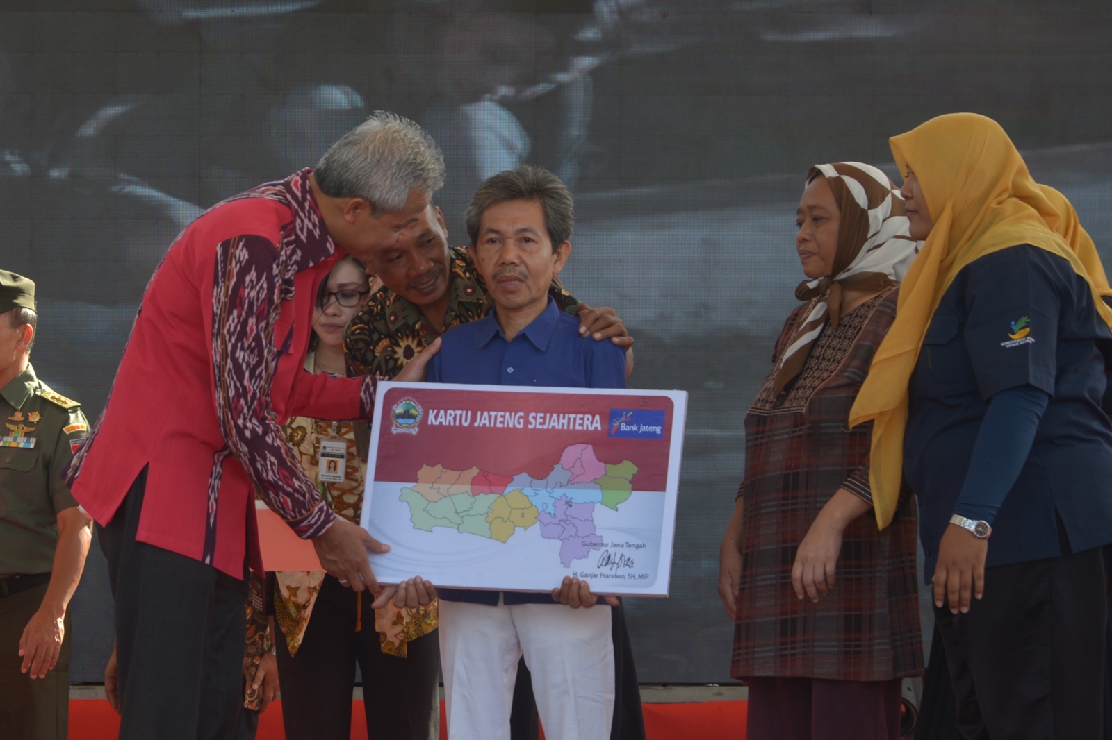 Gubernur Jateng Ganjar Pranowo secara simbolis menyerahkan bantuan sosial Kartu Jateng Sejahtera (KJS) beberapa waktu lalu.