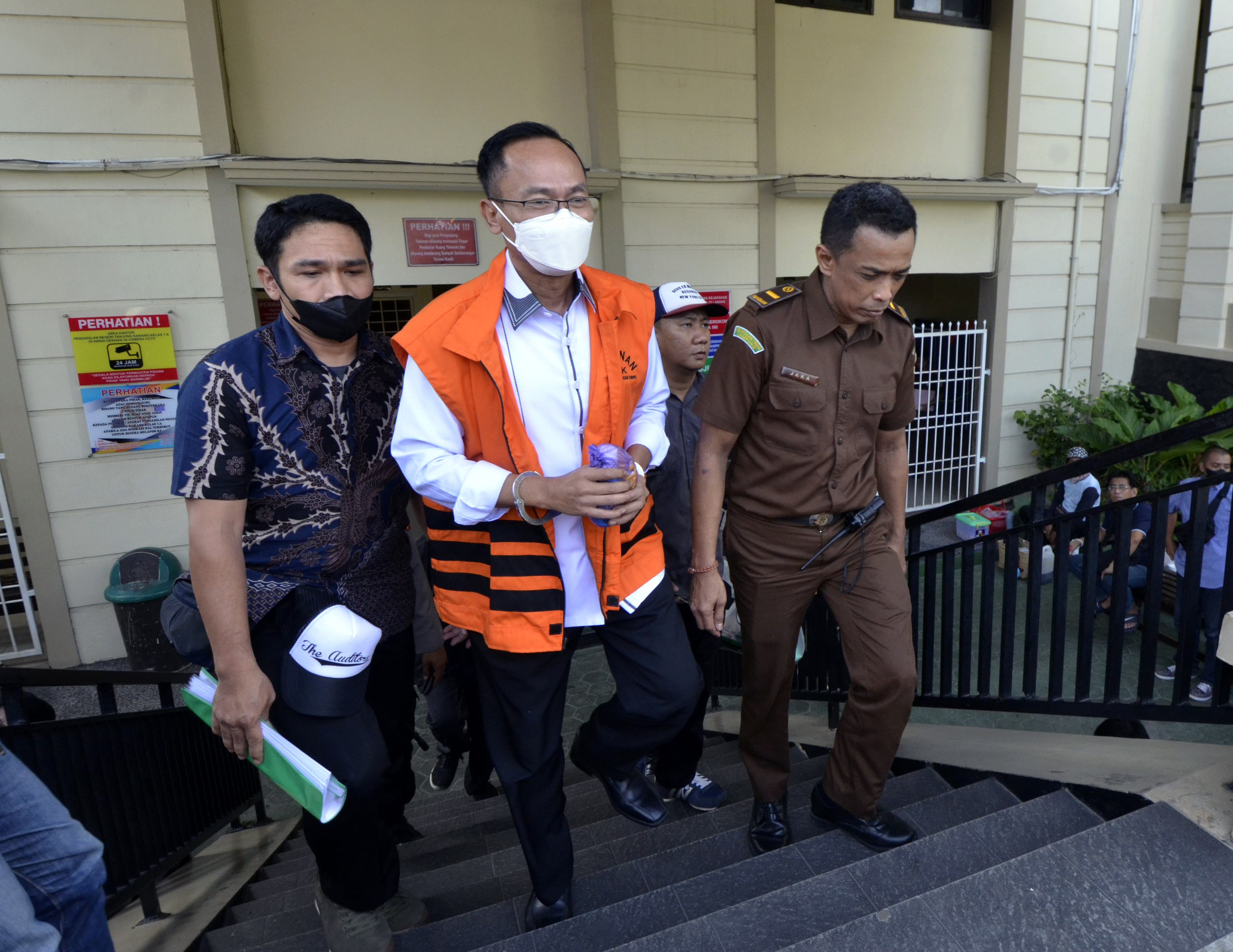 Terdakwa kasus suap penerimaan mahasiswa baru Universitas Lampung Andi Desfiandi (tengah).