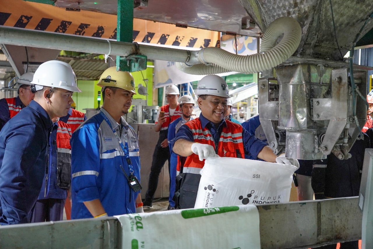 Dirut PT Pusri Palembang Tri Wahyudi Saleh menutup produksi Tahun 2022 dengan melaksanakan pengantongan, pengapalan dan trucking akhir 2022.