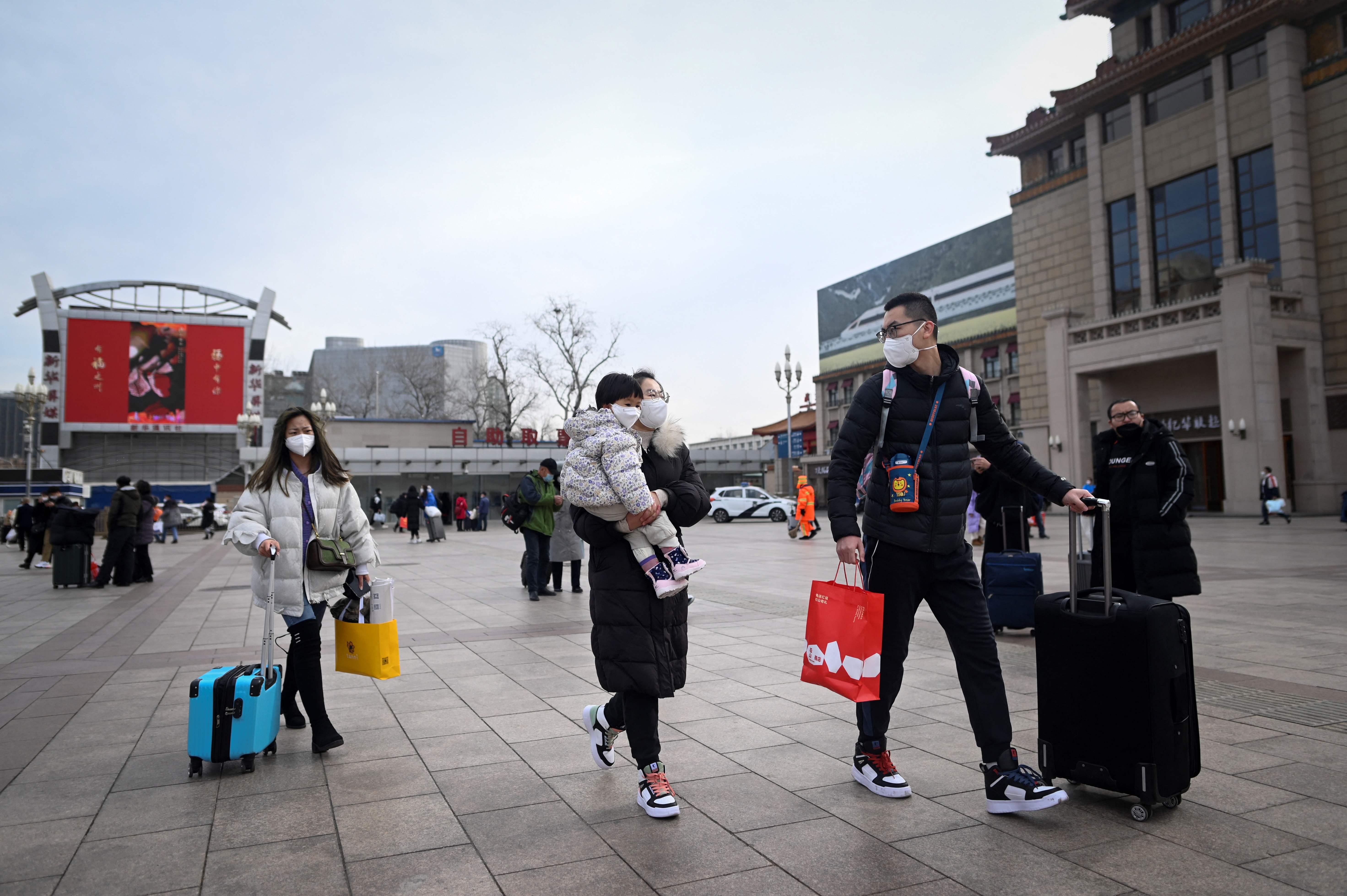 Para calon penumpang memasuki stasiun kereta api di Beijing, Tiongkok, untuk menjalani tradisi mudik Imlek, Senin (23/1).
