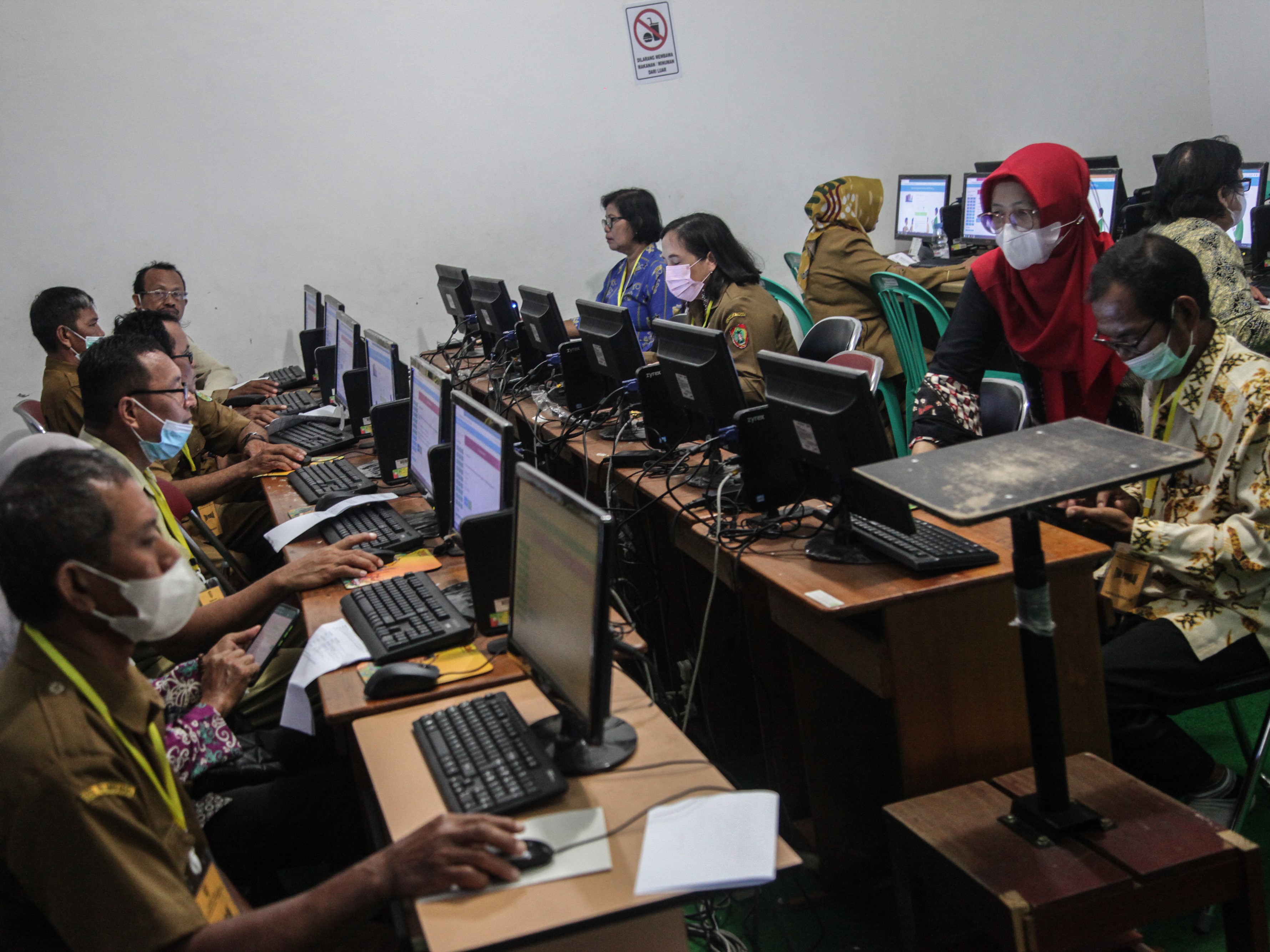 Sejumlah guru honorer mengikuti ujian seleksi kompetensi calon Pegawai Pemerintah dengan Perjanjian Kerja (PPPK) Guru tahun 2022.