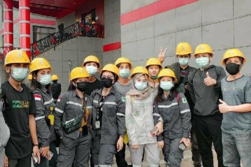  KI dan TKA Tiongkok PT Gunbuster Nickel Industry (GNI) di Morowali Utara foto bersama setelah mengikuti perayaan Imlek 2023, Sabtu (21/1)