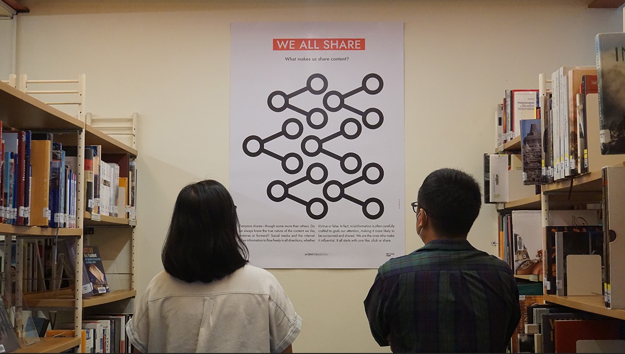 Pameran The Glass Room: Misinformation Edition