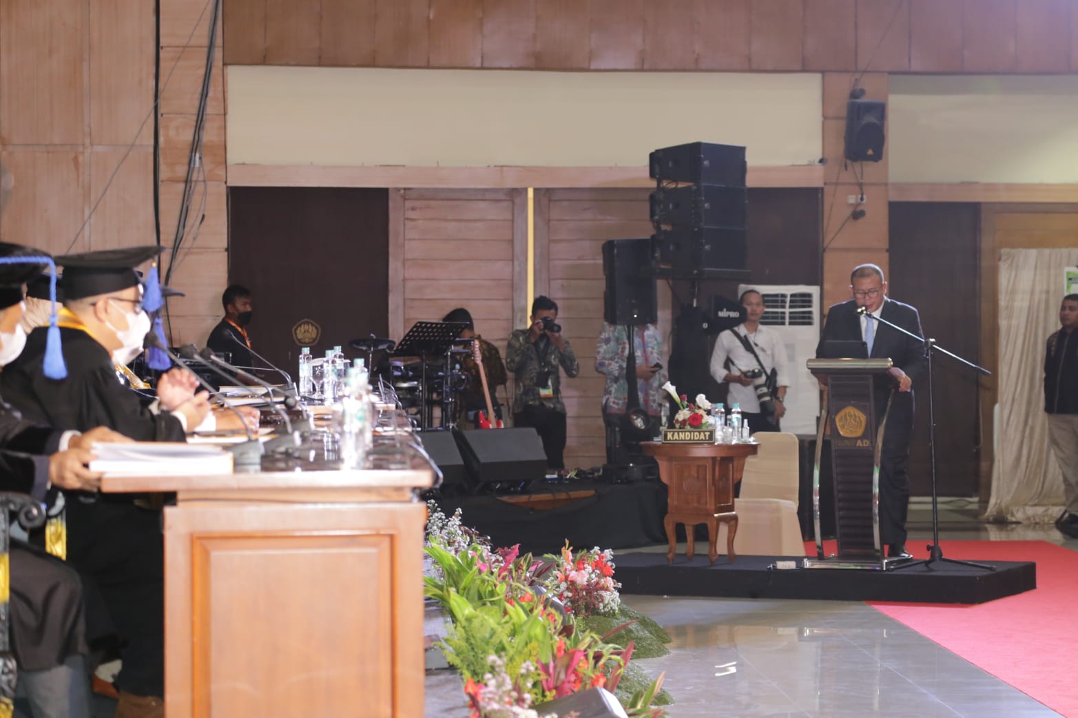 Ketua Fraksi PKB Cucun Ahmad Syamsurijal mengikuti sidang promosi doktor di Universitas Padjadjaran, Bandung, Selasa (24/1).