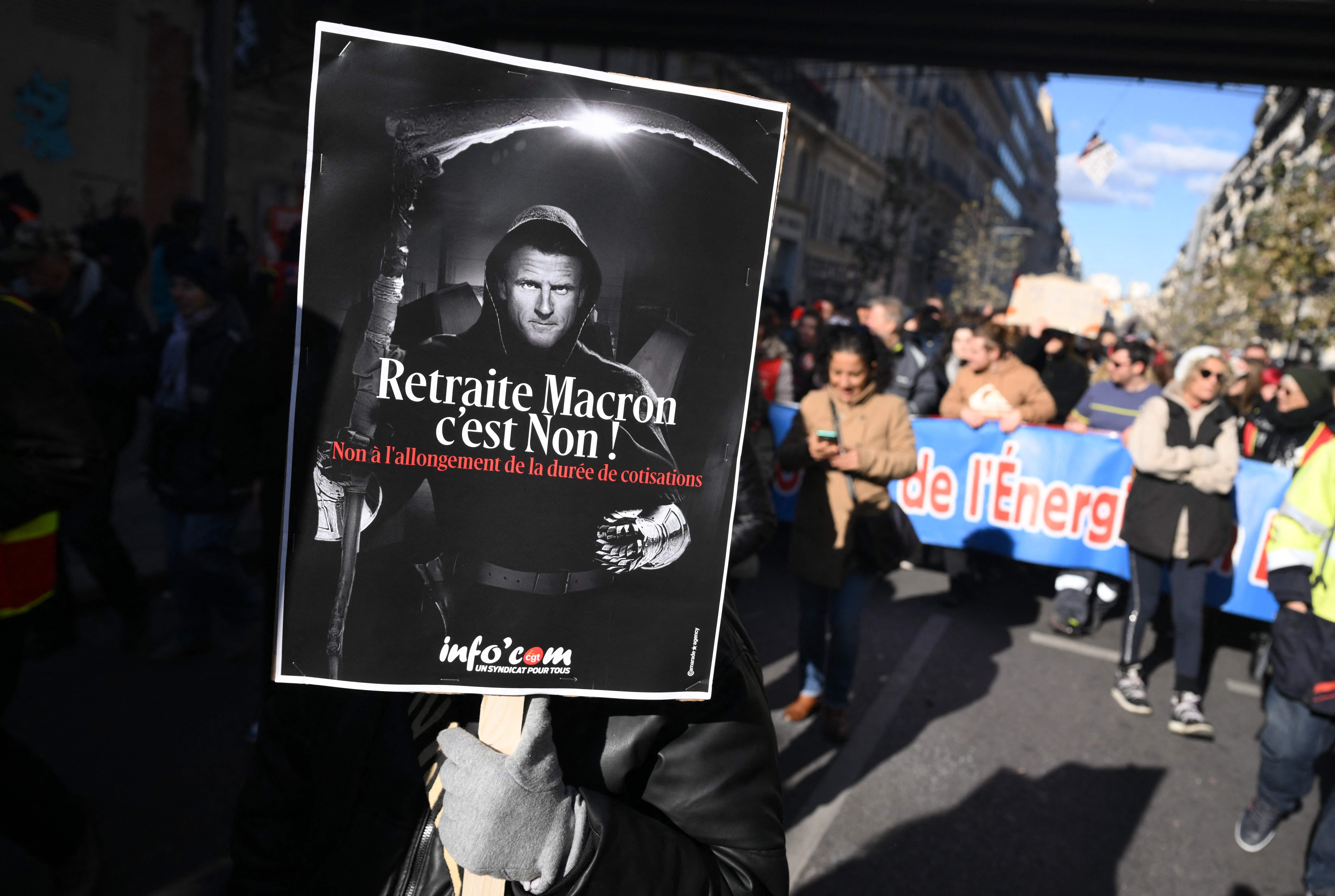 Demonstran membawa spanduk bergambarkan Presiden Prancis Emmanuel Macron dalam aksi demonstrasi di Paris.