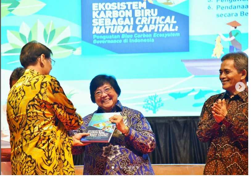 Menteri LHK Siti Nurbaya (tengah) dalam seminar Ekosistem Karbon Biru di Jakarta, Senin (30/1).