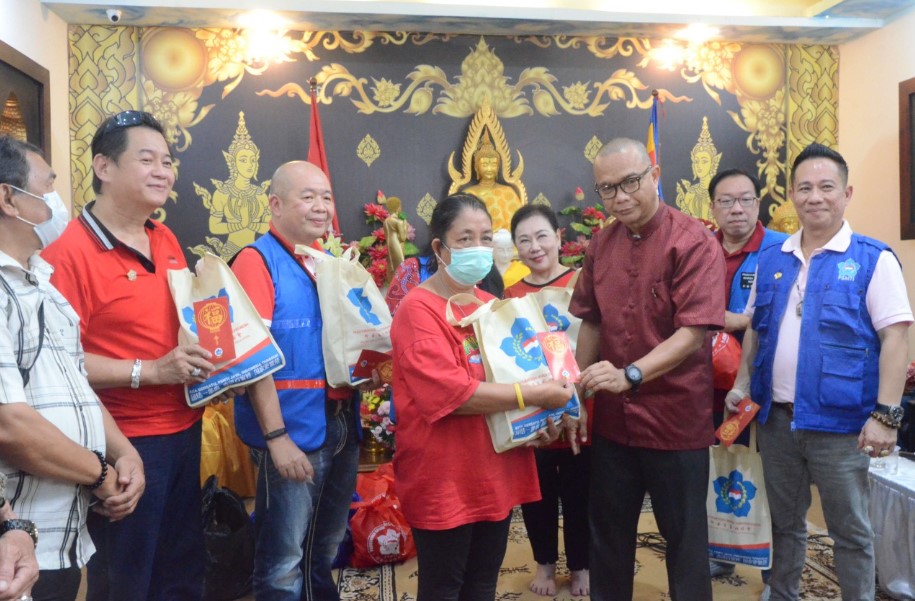 Penyerahan bansos dari PSMTI dan Persaja kepada warga.