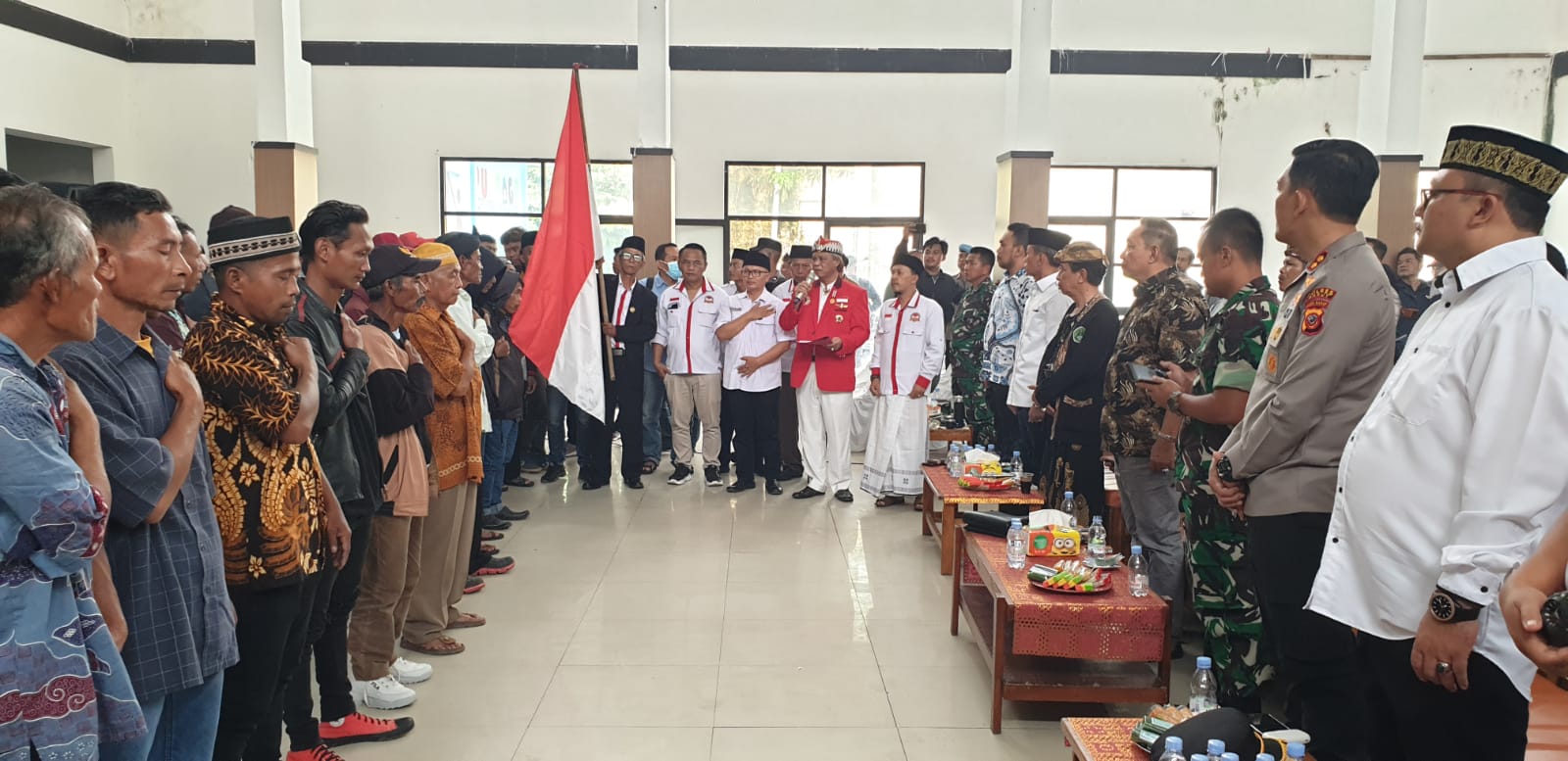 Sebanyak 104 anggota NII di Kabupatan Garut menyatakan kembali ke NKRI disaksikan pejabat terkait di Gedung RA Lasminigrat, Selasa (31/1)