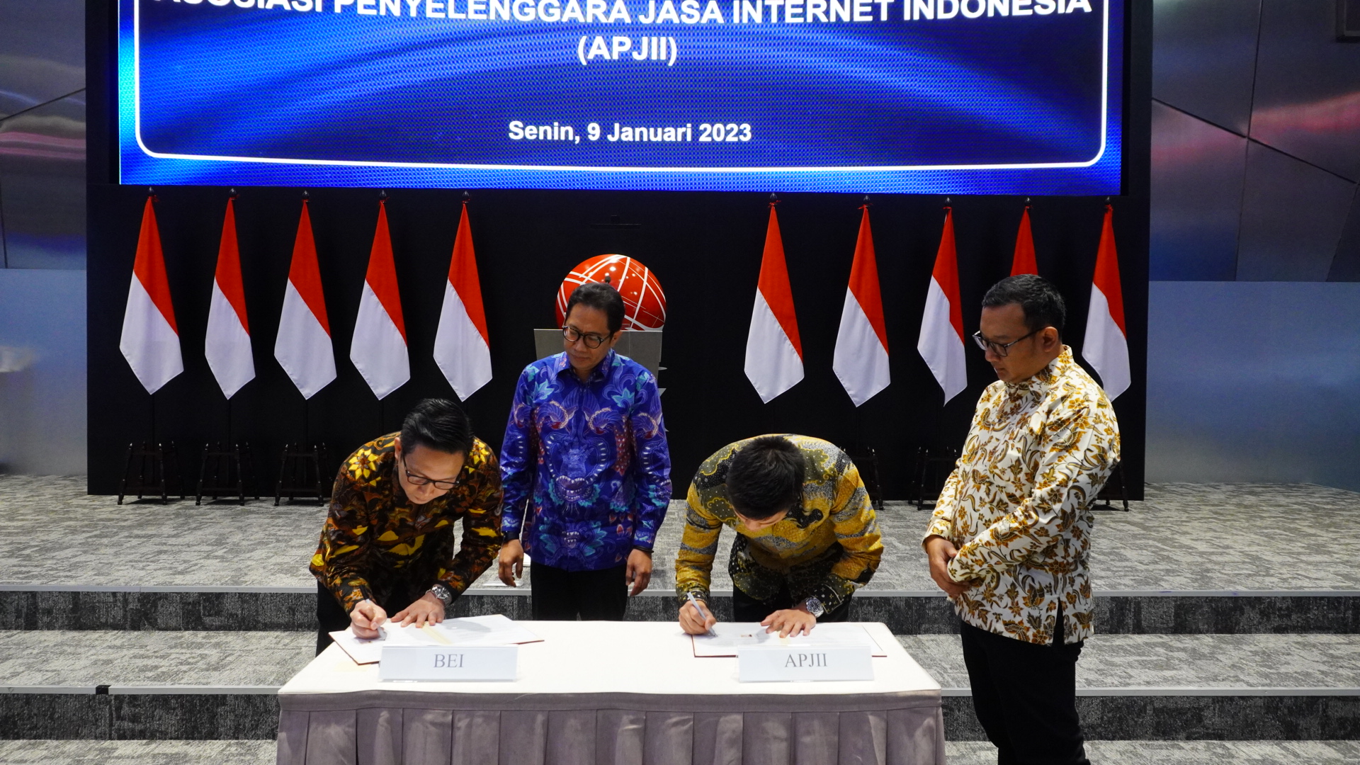 Acara penandatanganan MoU antara APJII dan PT Bursa Efek Indonesia (BEI) di Jakarta, Senin (9/1).