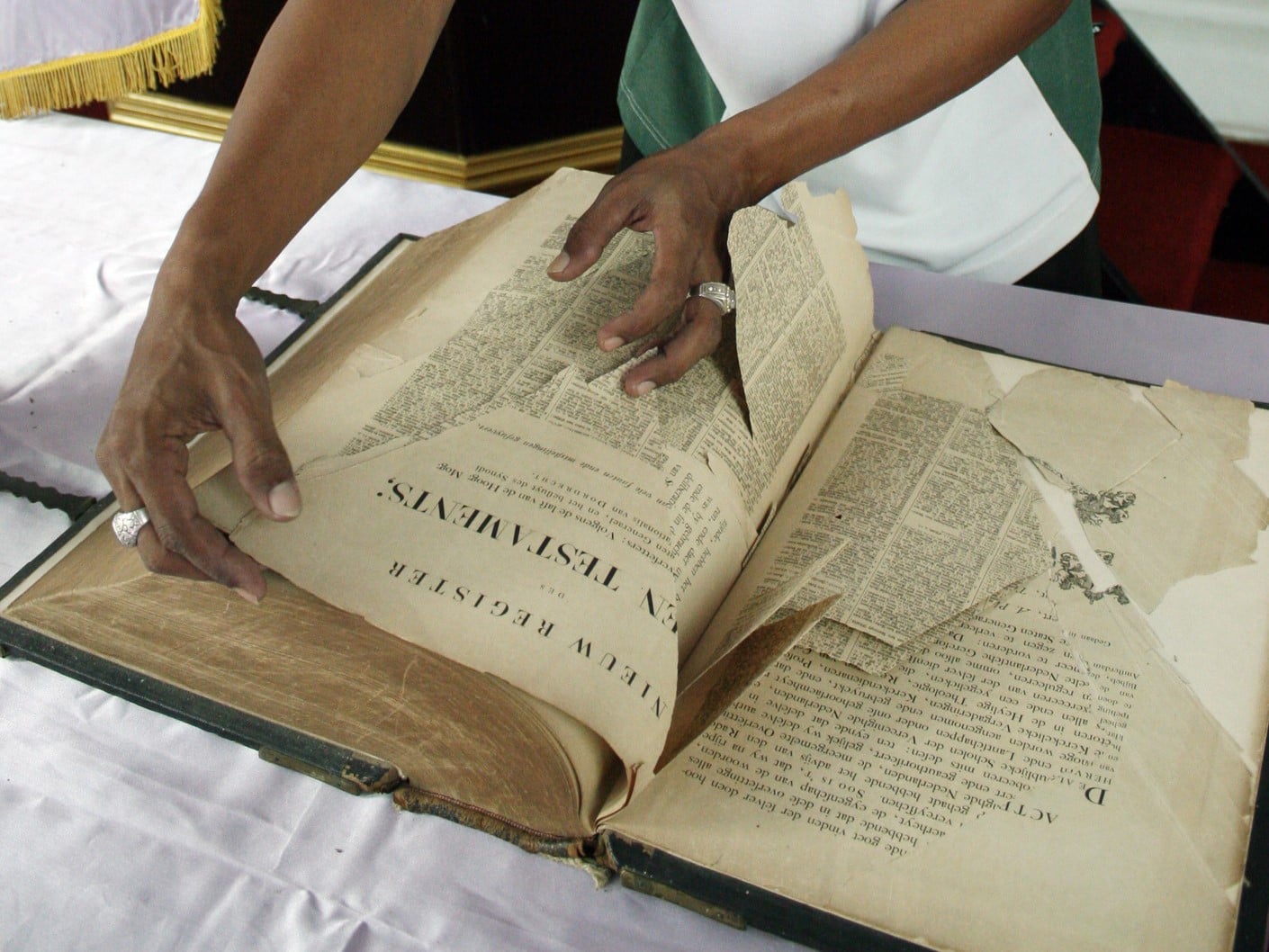 Alkitab kuno yang dibuat pada 1867 di Gereja Protestan Indonesia Barat (GPIB) Immanuel atau Gereja Merah di Jalan KDP Slamet, Kota Kediri.