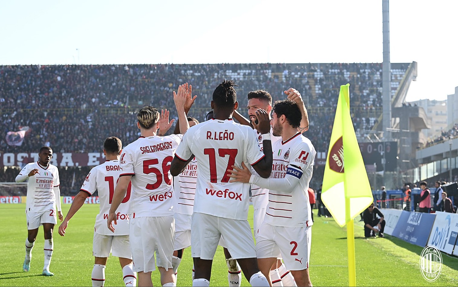 Para pemain AC Milan melakukan selebrasi usai mencetak gol ke gawang Salernitana di laga Serie A.