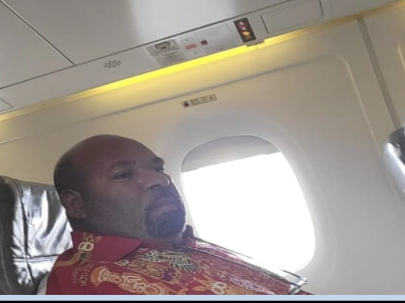 Lukas Enembe di pesawat setelah ditangkap KPK.