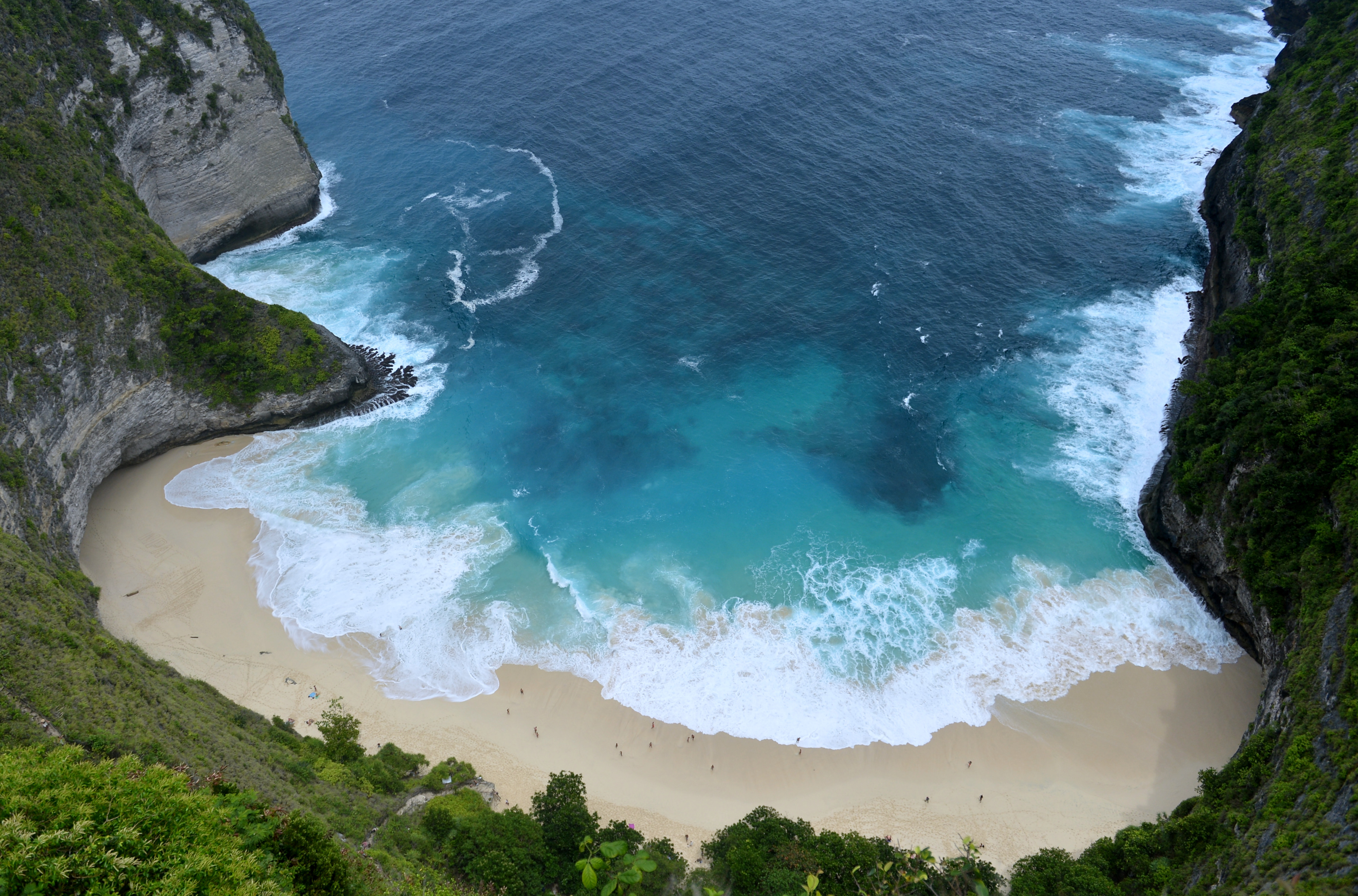 Foto udara Pantai Kelingking, Nusa Penida, Klungkung, Bali, yang menjadi salah satu destinasi favorit turis asing.