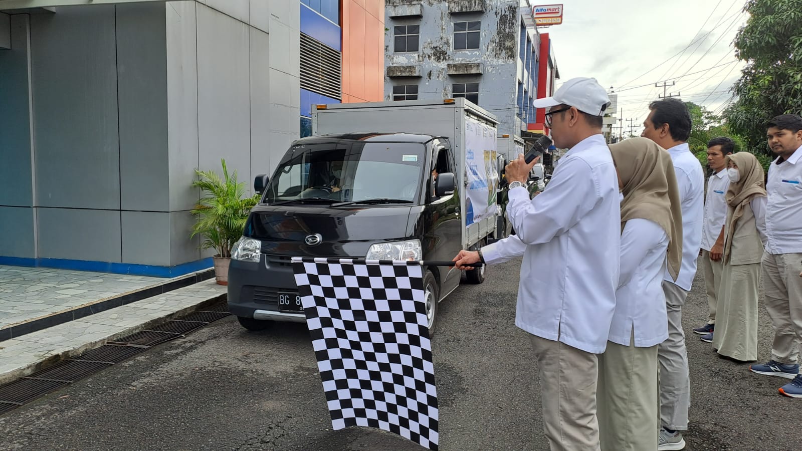 Mohamad Alexander, Pimpinan Bulog Wilayah Sumsel Babel, melepas truk pengangkut beras medium untuk program SPHP, Selasa (24/1/2023)