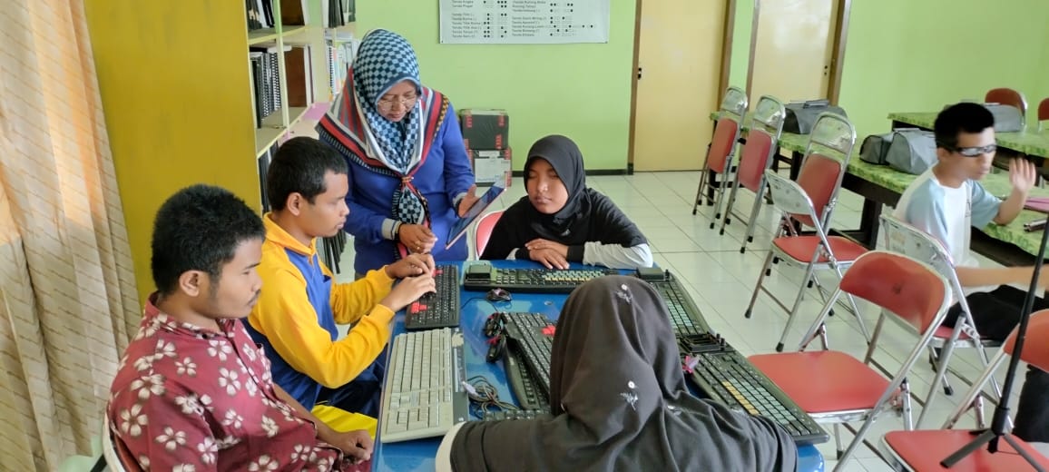 PT Telkom membantu para disabilitas di tujuh kota untuk mengakses aplikasi pembelajaran bahasa isyarat dan memberikan komputer tablet