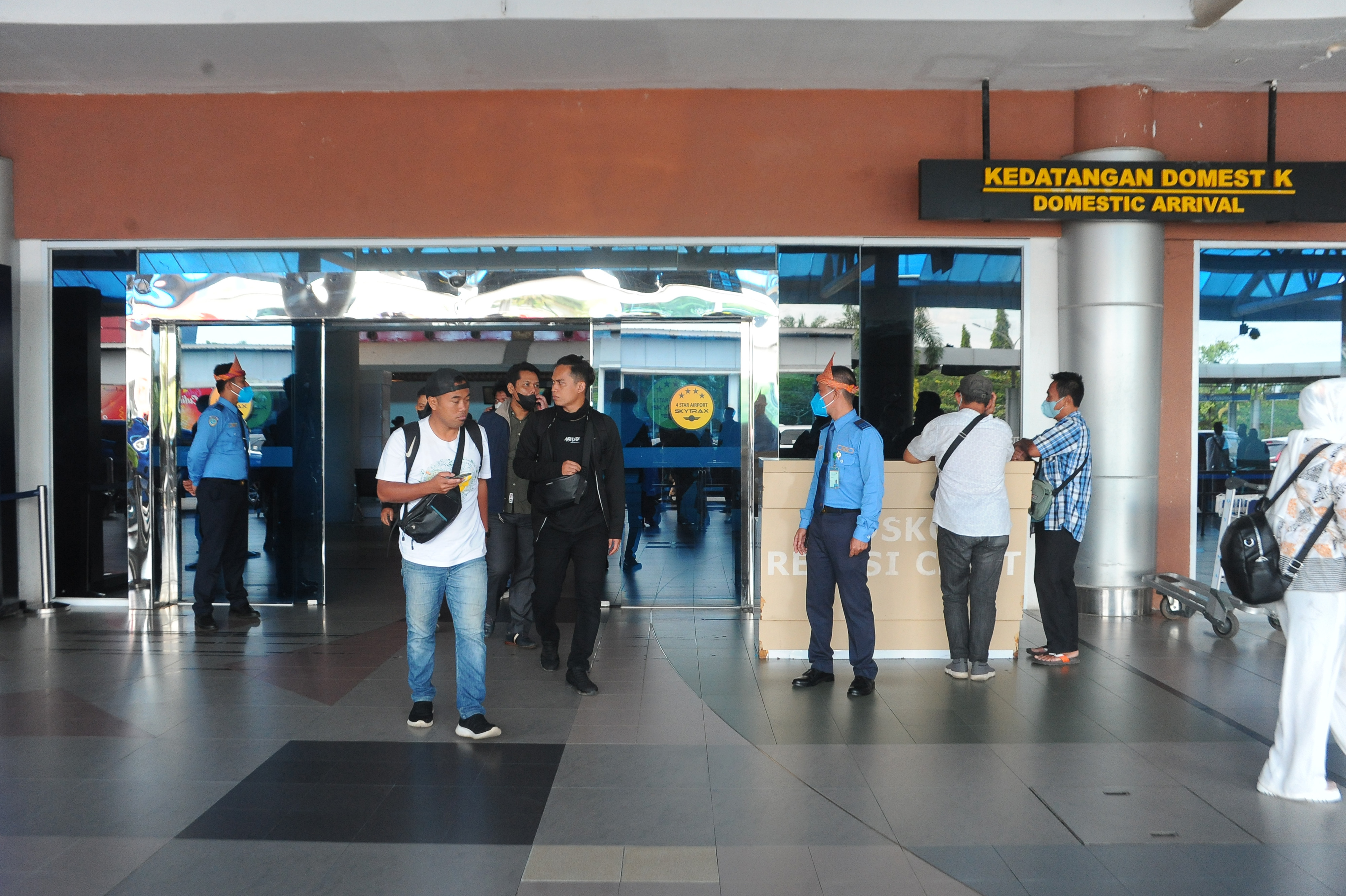 Sejumlah penumpang melintasi gerbang kedatangan domestik di Bandara Sultan Mahmud Badaruddin II Palembang, Sumatra Selatan.