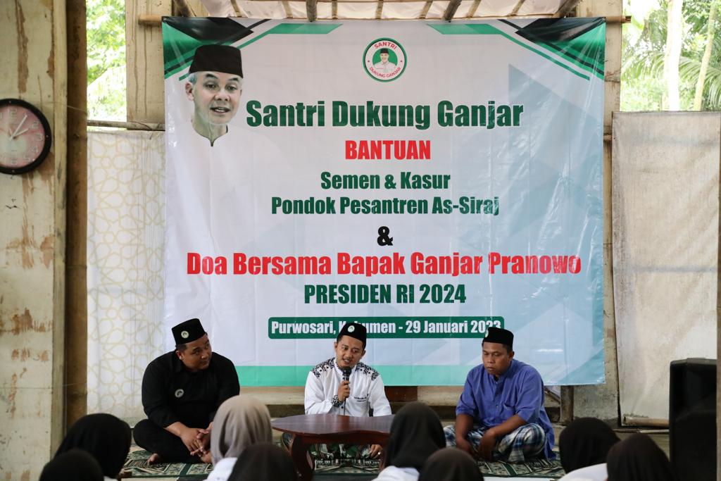 Relawan Santri Dukung Ganjar (SDG) Jawa Tengah memberikan bantuan material dan kasur untuk Ponpes As-Siraj di Desa Purwosari, Kec.Puring, Ke