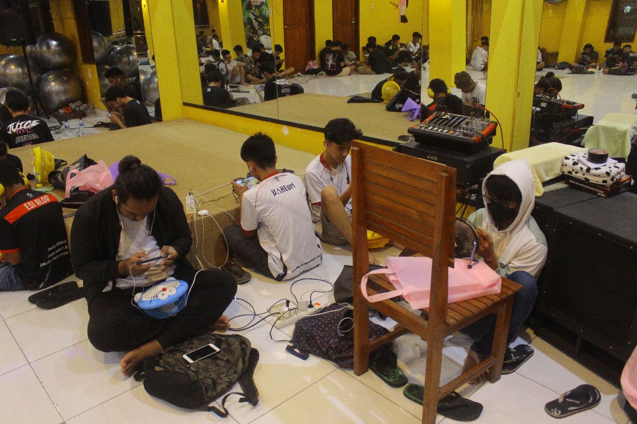 Turnamen gim PUBG Mobile yang gelar Srikandi Ganjar NTT dan komunitas Creative Average x Joys, di Kupang, diikuti ratusan peserta, Kamis (19