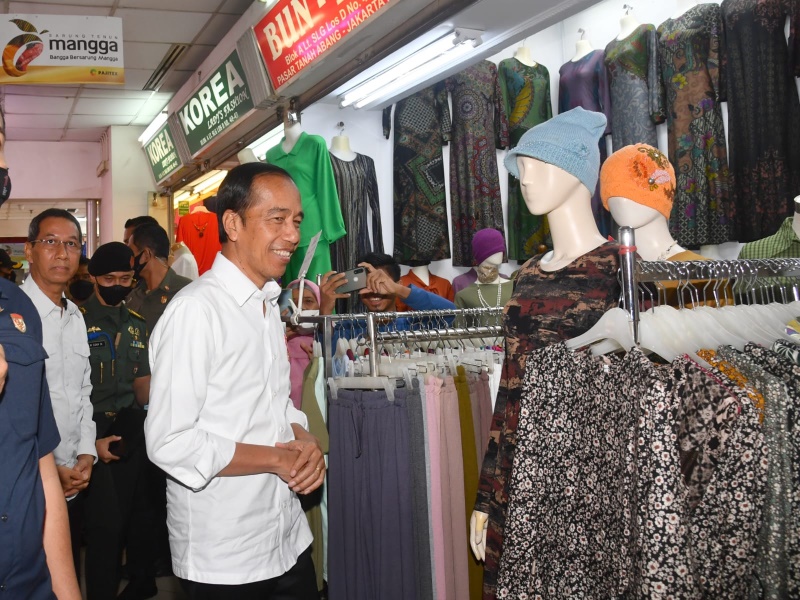 Presiden Joko Widodo mengunjungi Pasar Tanah Abang