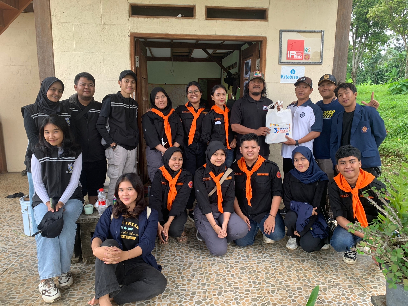 Tim trauma healing dari Badan Koordinasi Penanggulangan Bencana Alam (BKPBA) Politeknik Sahid.