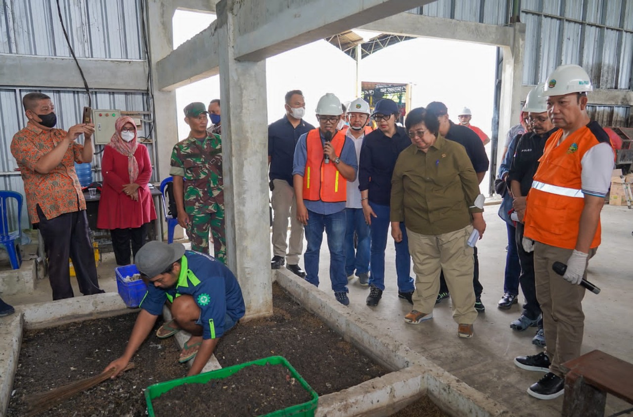 Menteri LHK Siti Nurbaya melakukan kunjungan untuk memantau pengelolaan sampah di Banyumas dan Cilacap, Jawa Tengah. 