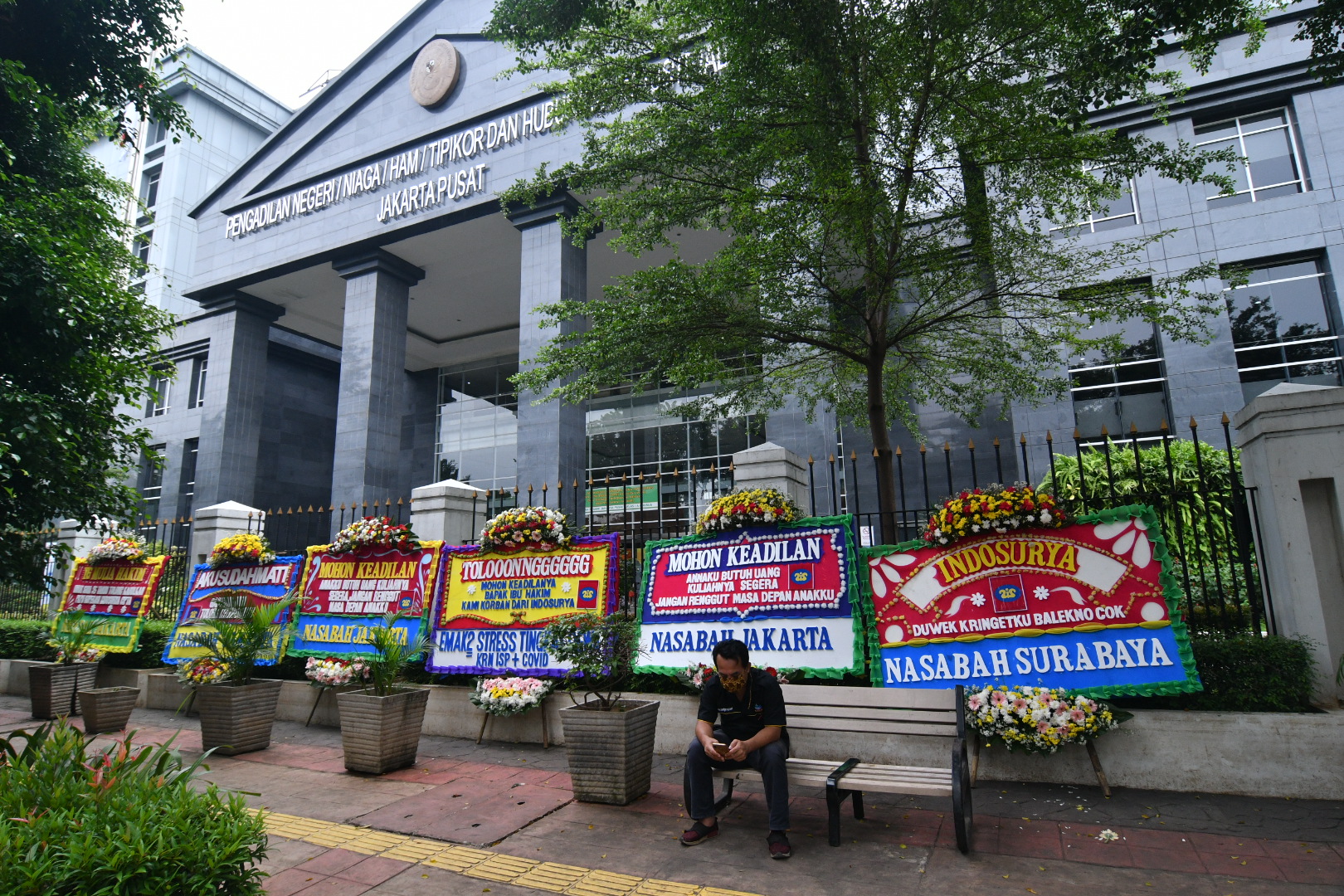 Sejumlah karangan bunga yang mengecam penyelewengan KSP Indosurya yang dikirim oleh para nasabahnya.