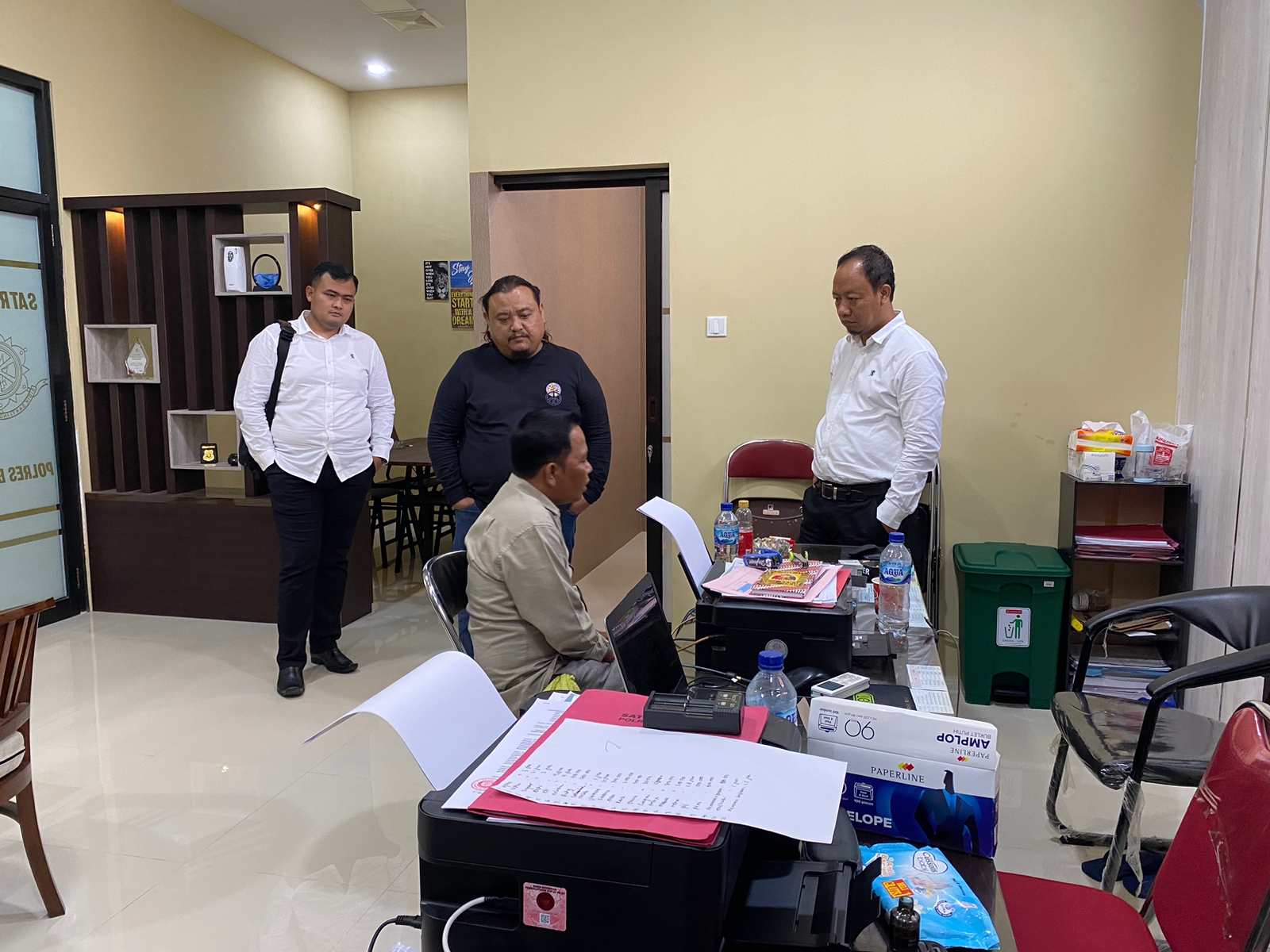 Tersangka anggota LSM Warsodik (duduk) saat diperiksa di Mapolres Brebes, Selasa (24/1).