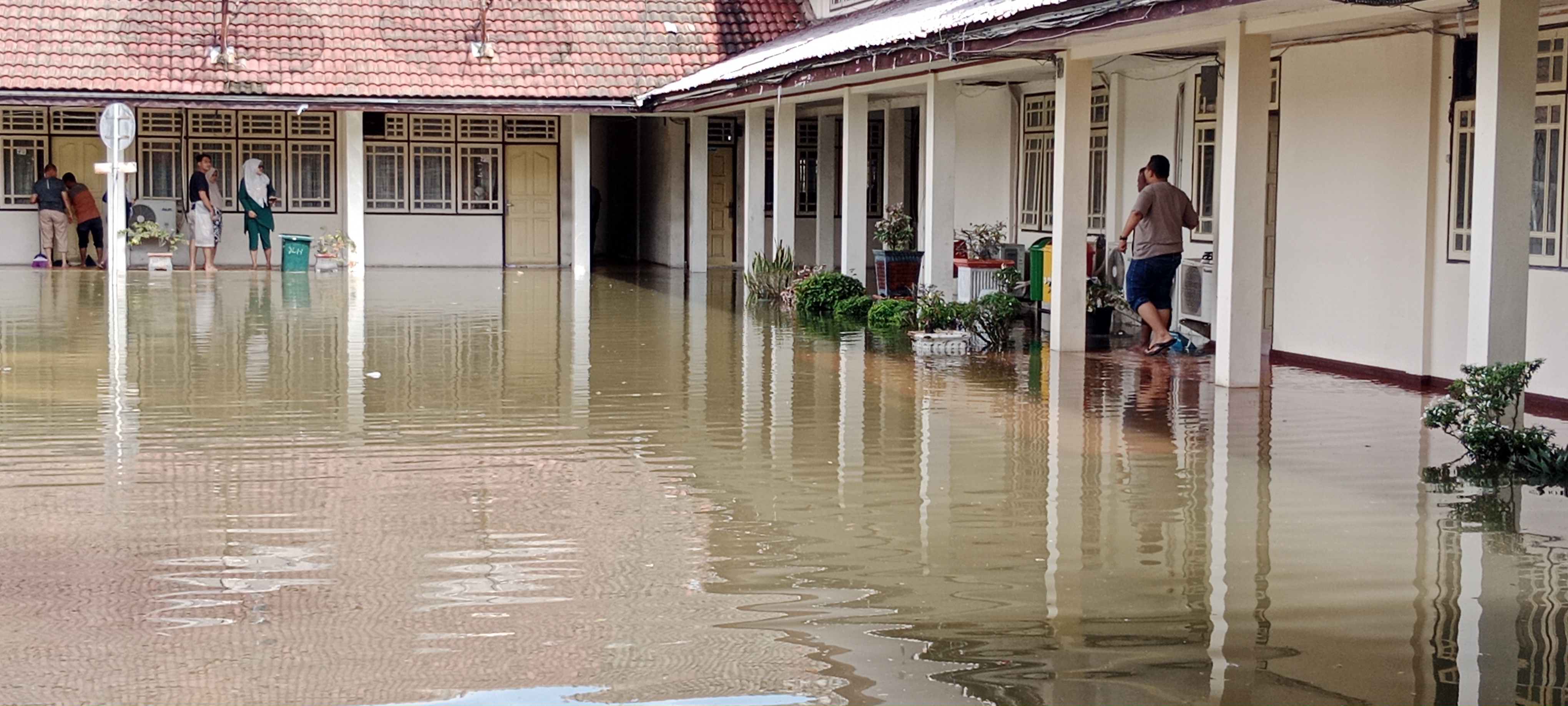 Banjir mengenangi jalur nasional Banda Aceh-Medan, simpang empat aneuk meulieng dekat Kantor Bupati Pidie, Aceh, Minggu (22/1).