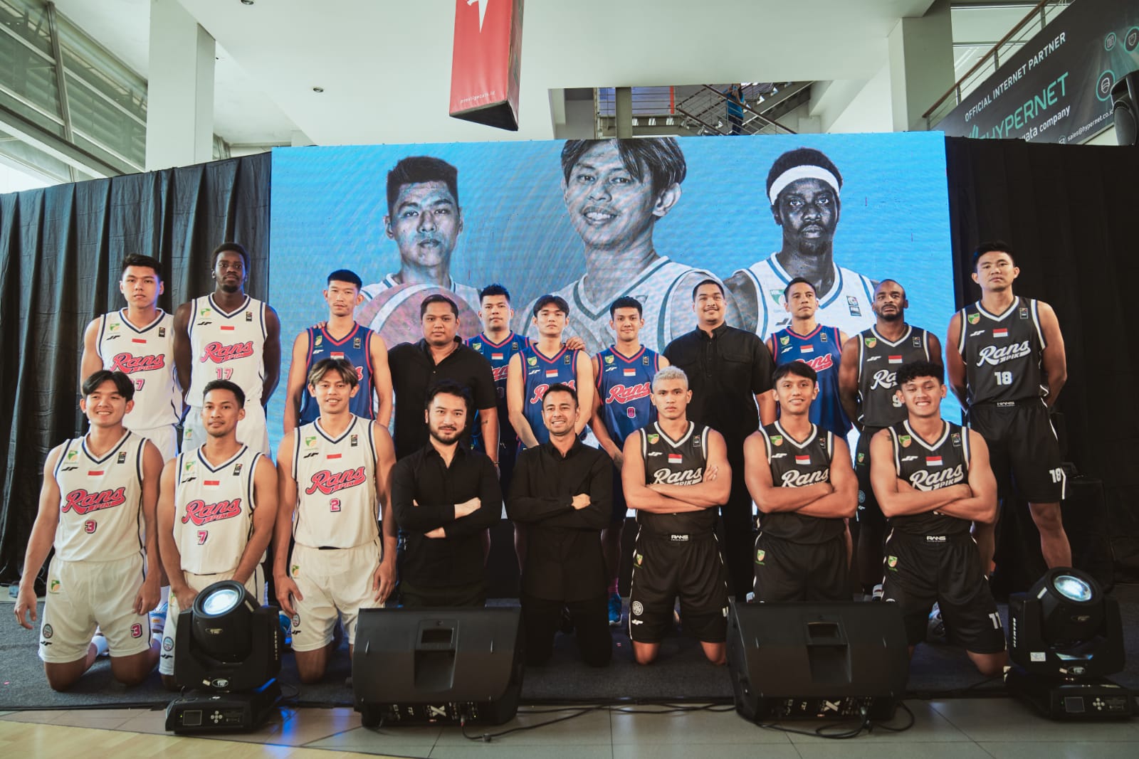 Para pemain dan pelatih RANS PIK Basketball untuk musim kompetisi IBL 2023.