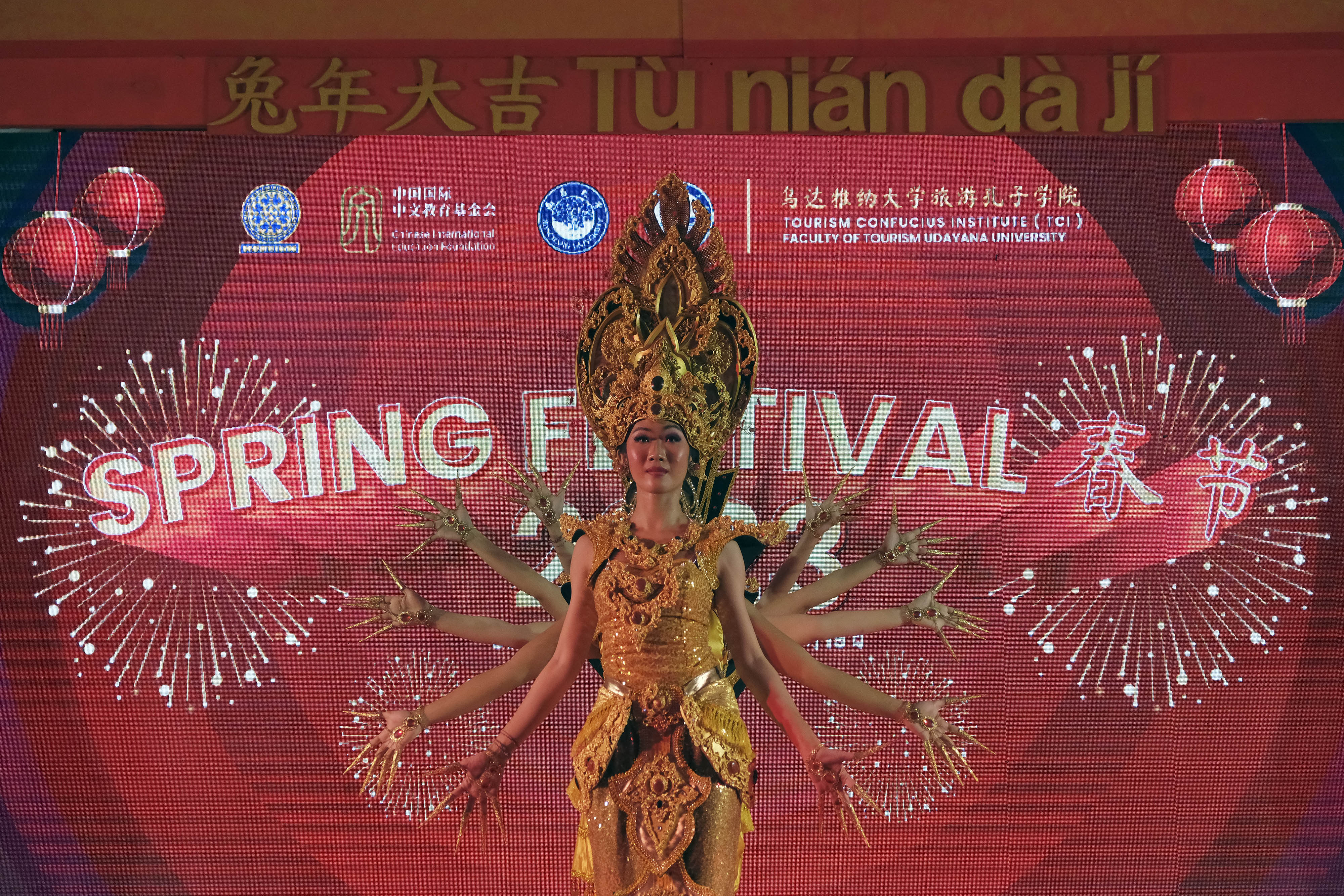 Seniman keturunan Tionghoa menampilkan Tari Thousand Hand saat Spring Festival 2023 di Universitas Udayana, Denpasar, Bali, Kamis (19/1).