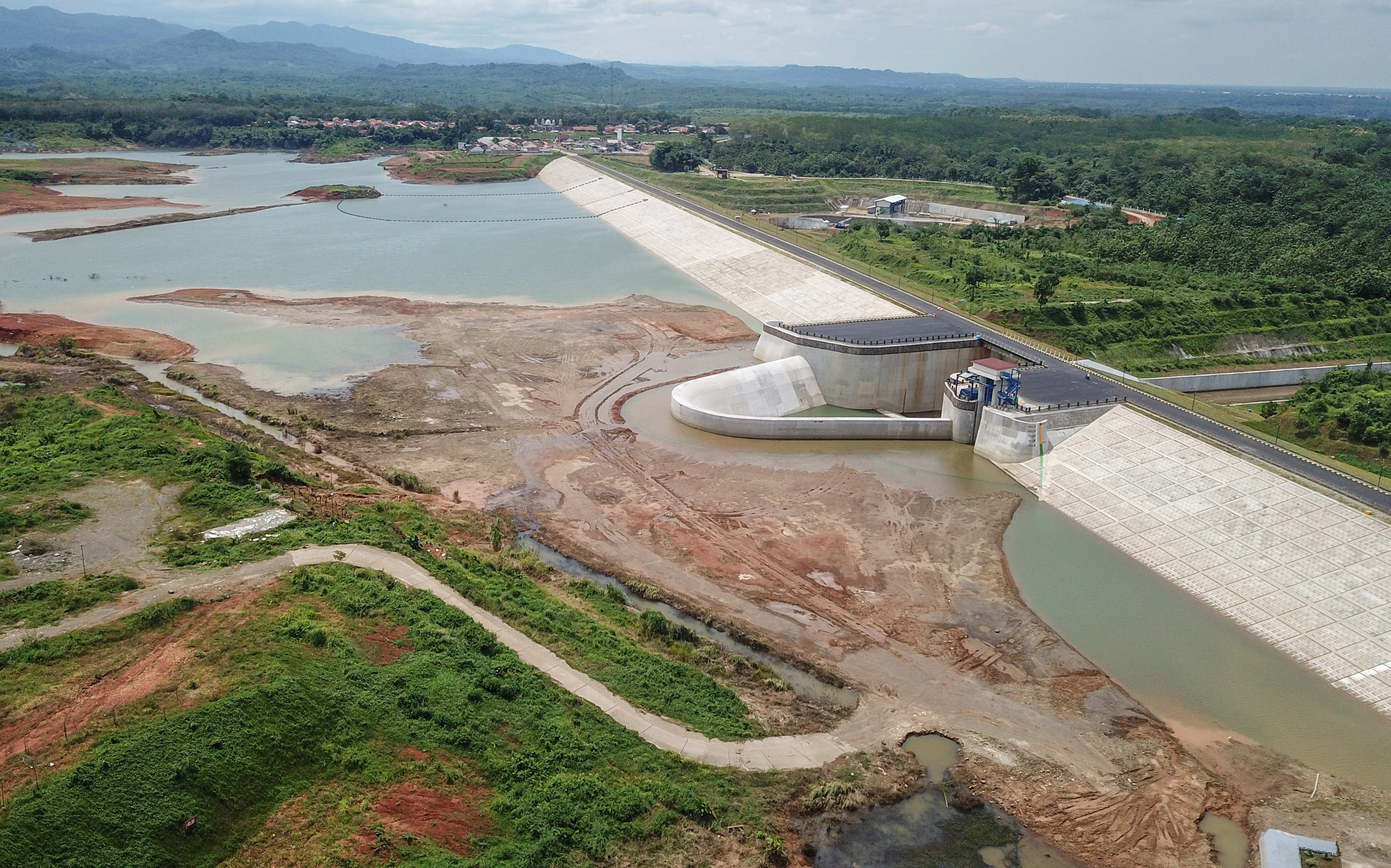 BENDUNGAN: Suasana Bendungan Sadawarna di Desa Tanjung, Kecamatan Surian, Kabupaten Sumedang, Jawa Barat, Selasa (3/1/2023).