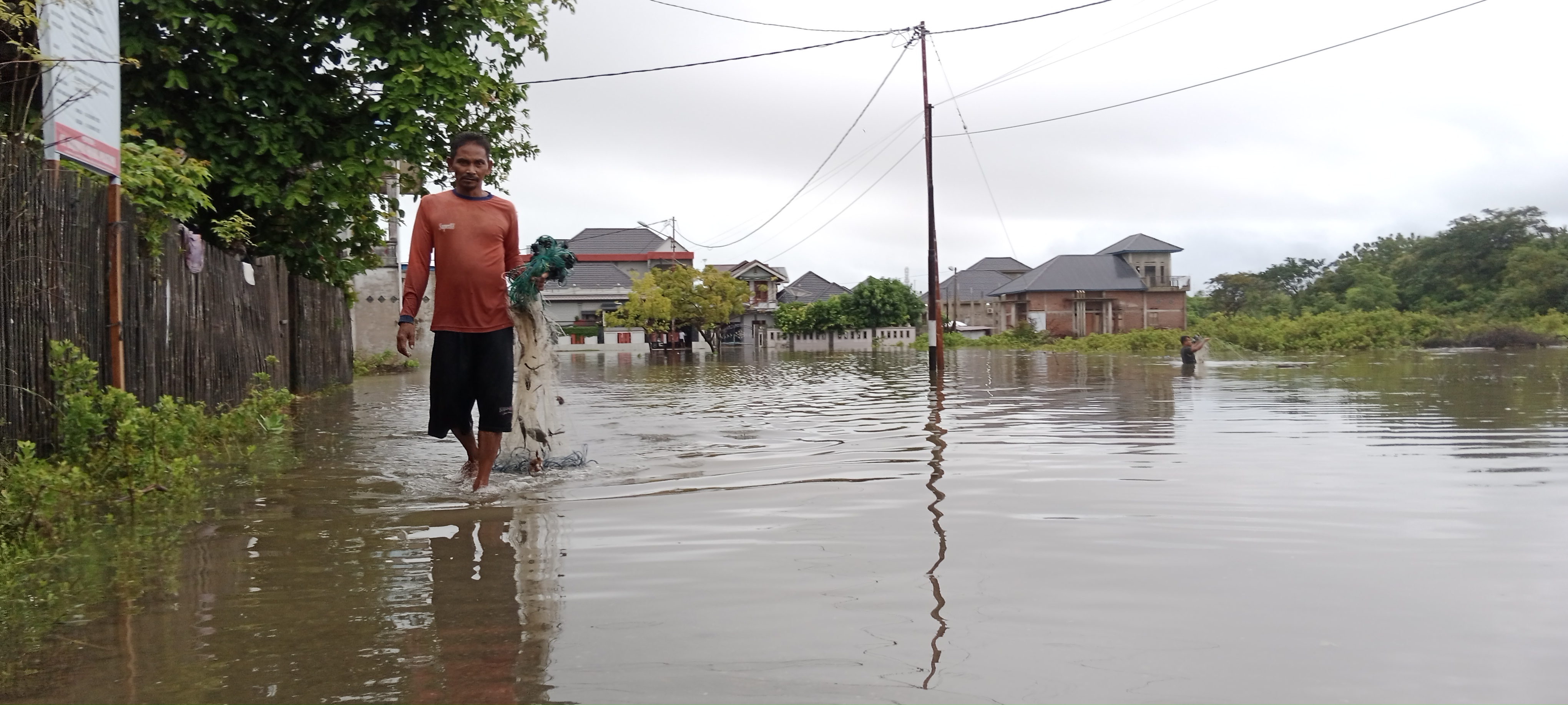 Banjir mengenangi kawasan permukiman warga di Desa Keunire, Kecamatan Pidie, Kabupaten Pidie, Aceh.