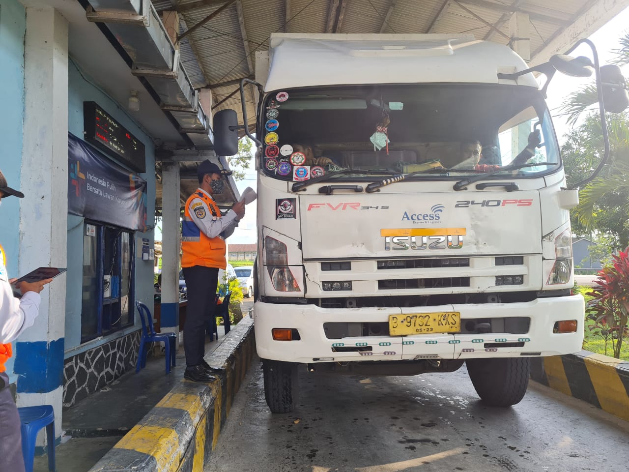 Petugas memeriksa kendaraan di Jembatan Timbang Subah, Kabupaten Batang, Jawa Tengah.