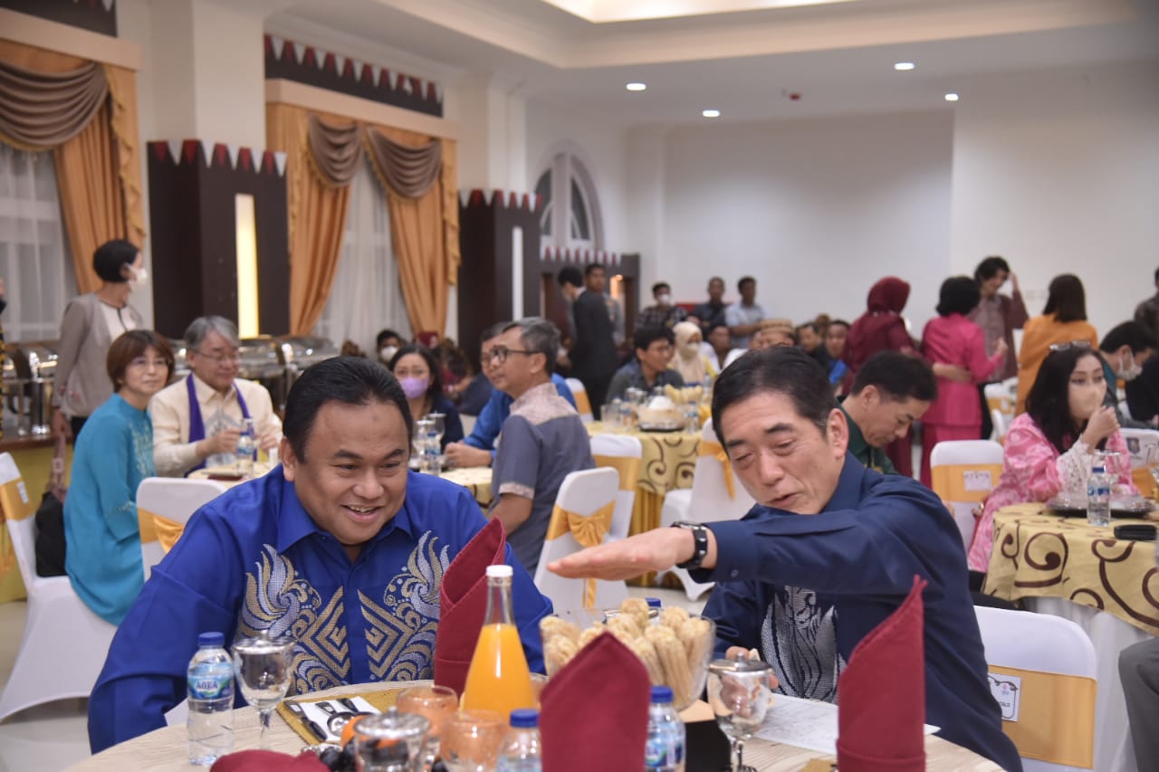 Wakil Ketua DPR RI Rachmat Gobel saat jamuan makan dengan delegasi dari Ehime, Jepang, di Gorontalo, Rabu (18/1).