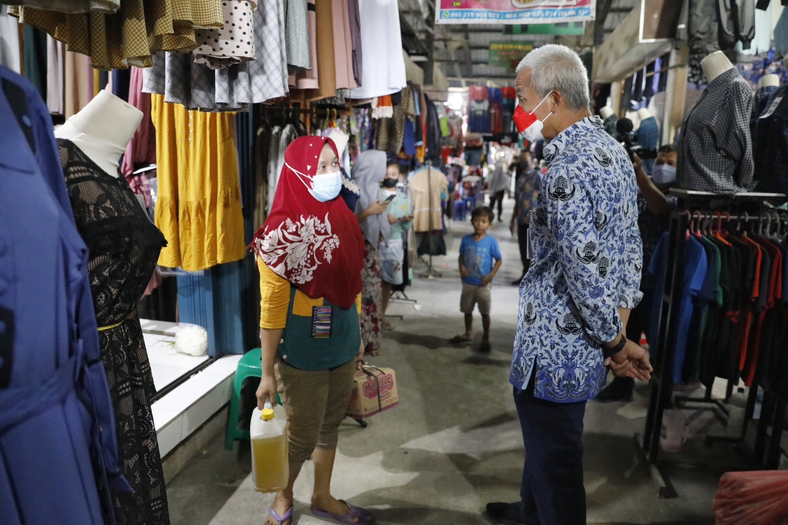 Gubernur Jateng Ganjar Pranowo meninjau ke pasar tradisional di Semarang, mengecek harga beberapa komiditas, beberapa waktu lalu.