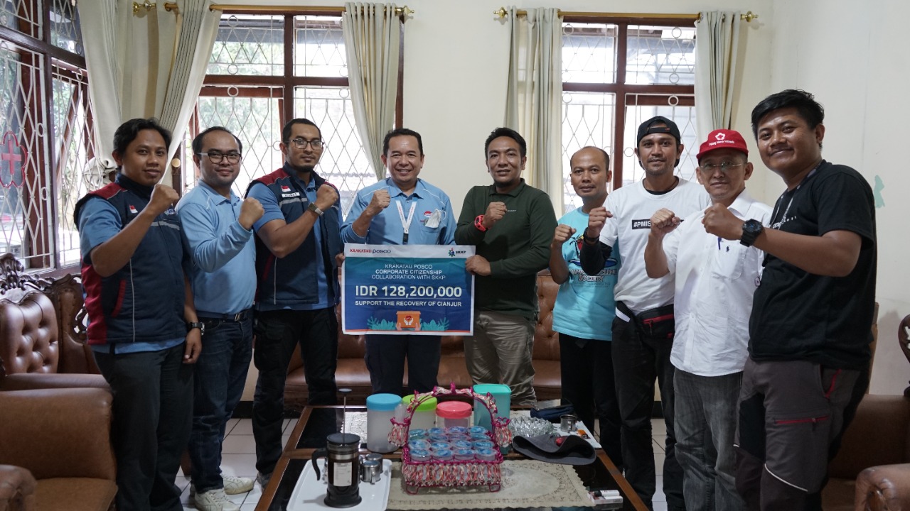 Bantuan penyediaan air bersih dari Krakatu Posco untuk warga korban gempa Cianjur