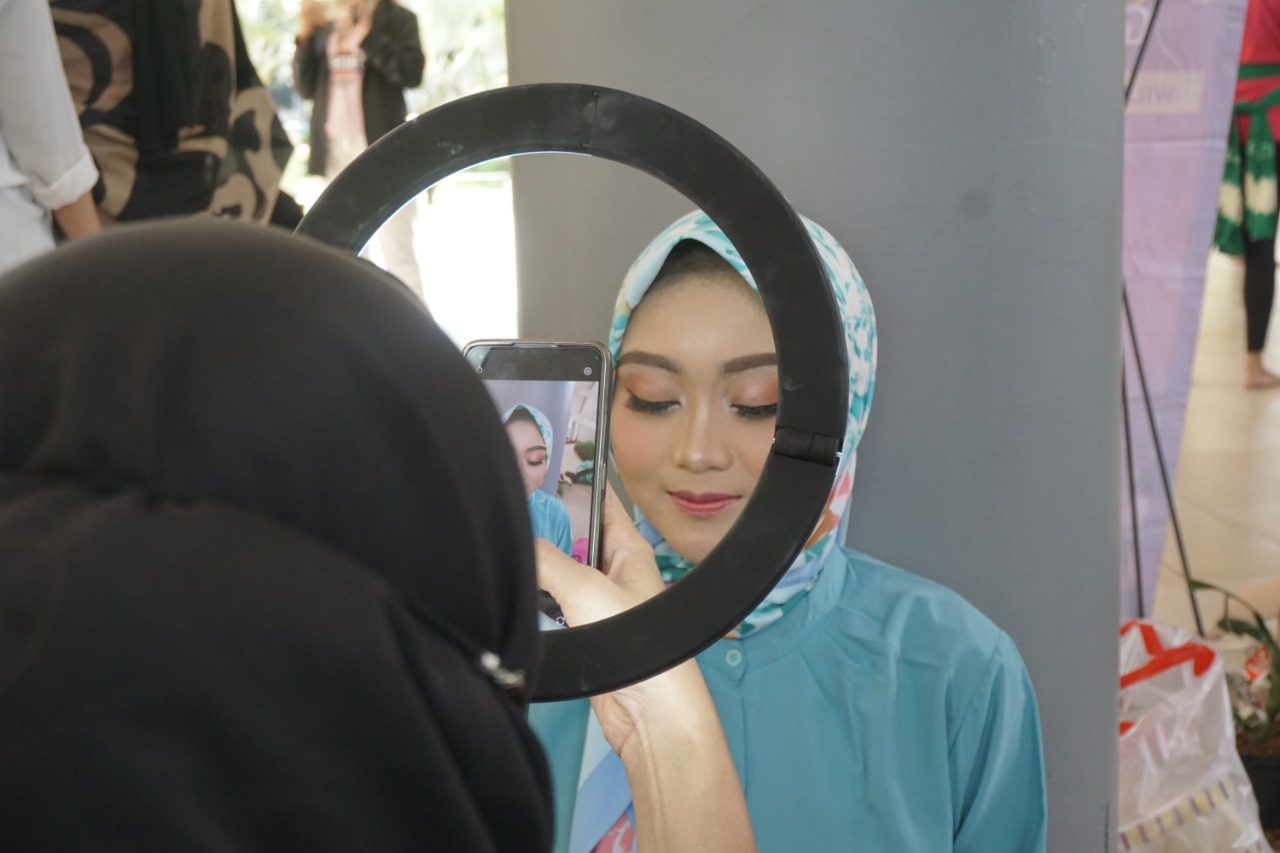 Acara photoshoot bareng model Jakarta memberikan pemahaman kepada perempuan milenial yang belum pernah berkecimpung di dunia permodelan.